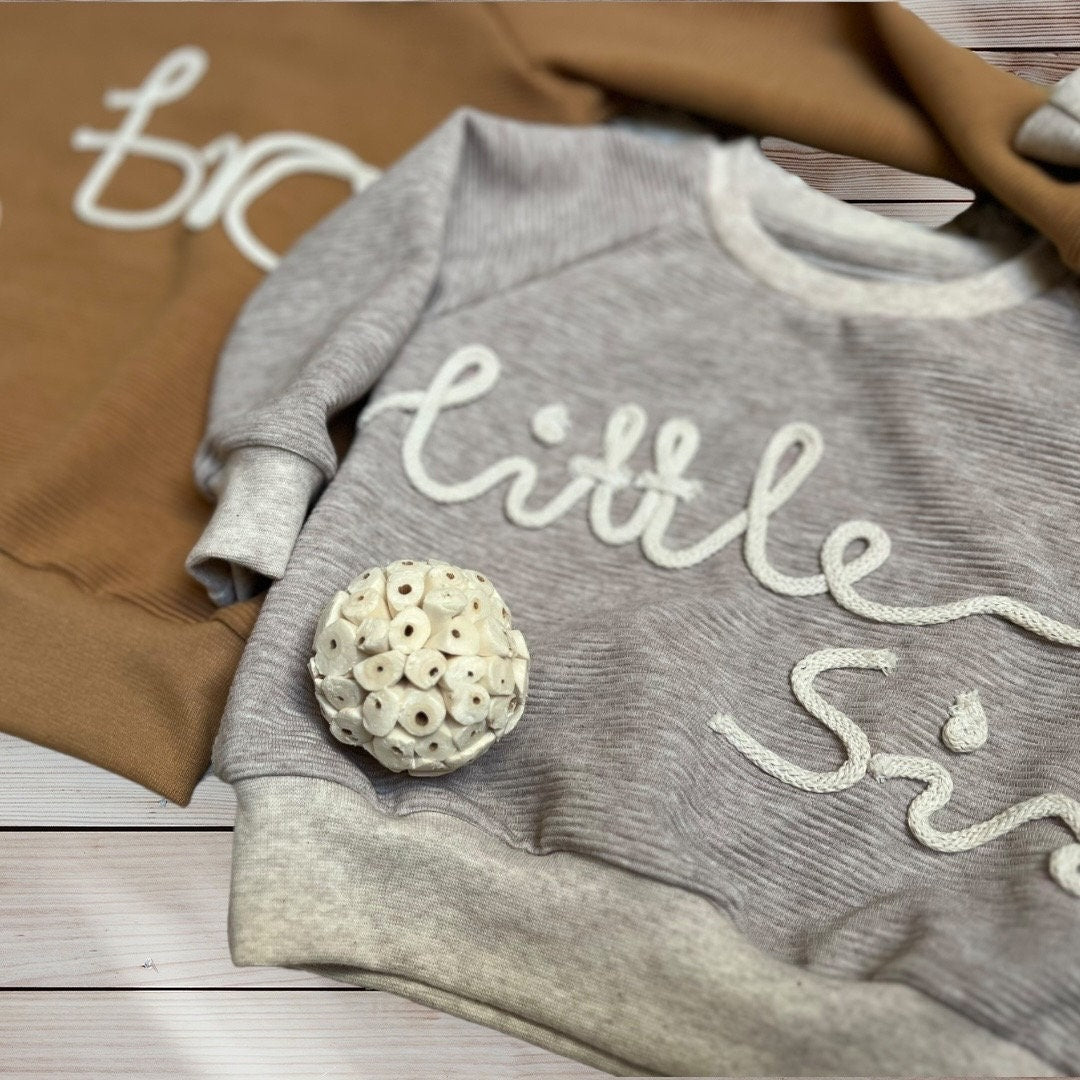 Personalisierter Ribjersey Sweater mit Kordelschrift – Handgemacht, 8 Farben, Gr. 62 - 134
