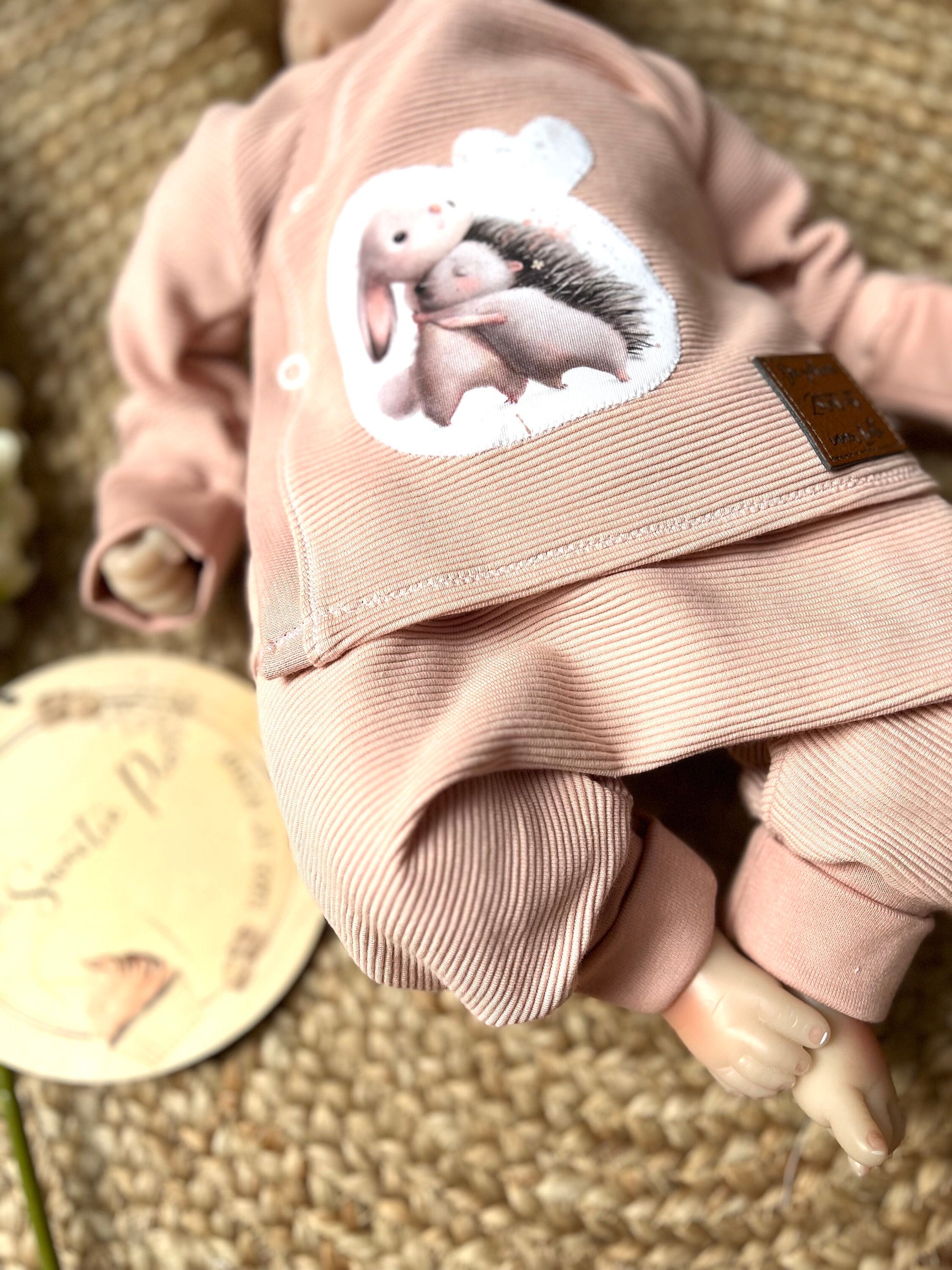 Handgemachtes Babyset aus Ribjersey – Wickeljäckchen mit Applikation & Pumphose – Baby Outfit zur Geburt – Unikat handmade Taufe Geschenk