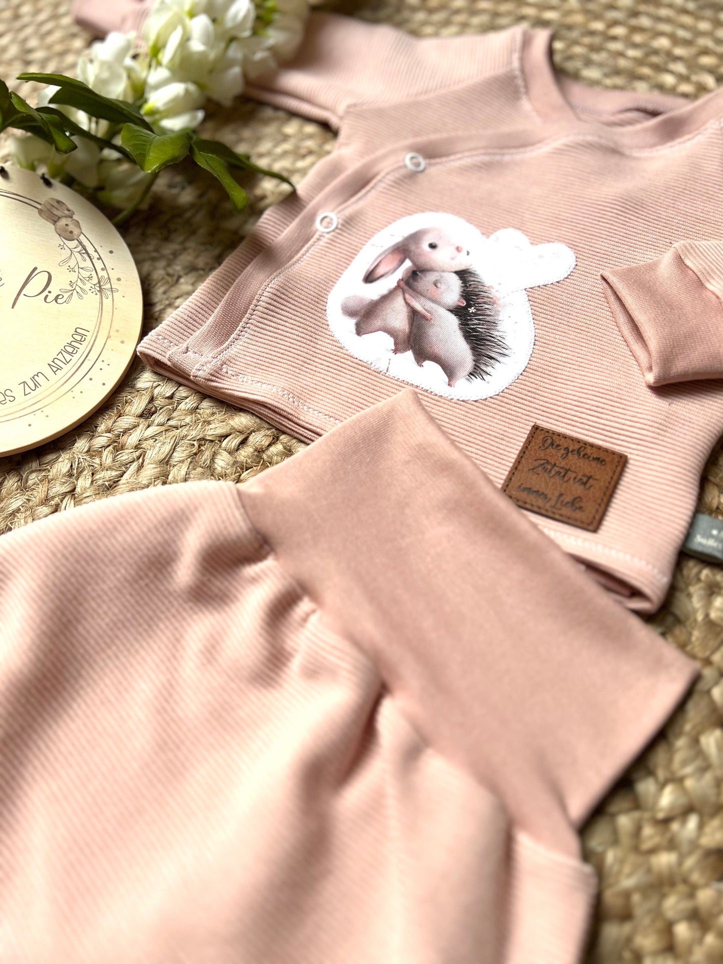 Handgemachtes Babyset aus Ribjersey – Wickeljäckchen mit Applikation & Pumphose – Baby Outfit zur Geburt – Unikat handmade Taufe Geschenk