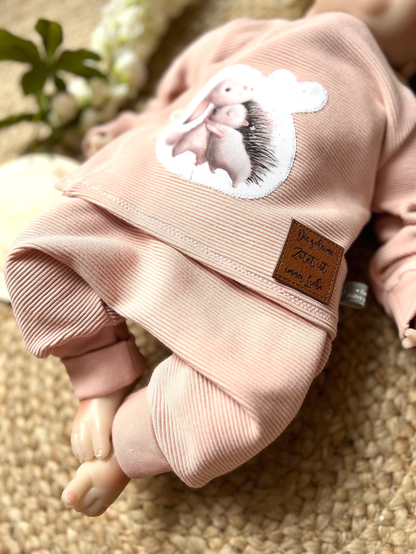 Handgemachtes Babyset aus Ribjersey – Wickeljäckchen mit Applikation & Pumphose – Baby Outfit zur Geburt – Unikat handmade Taufe Geschenk