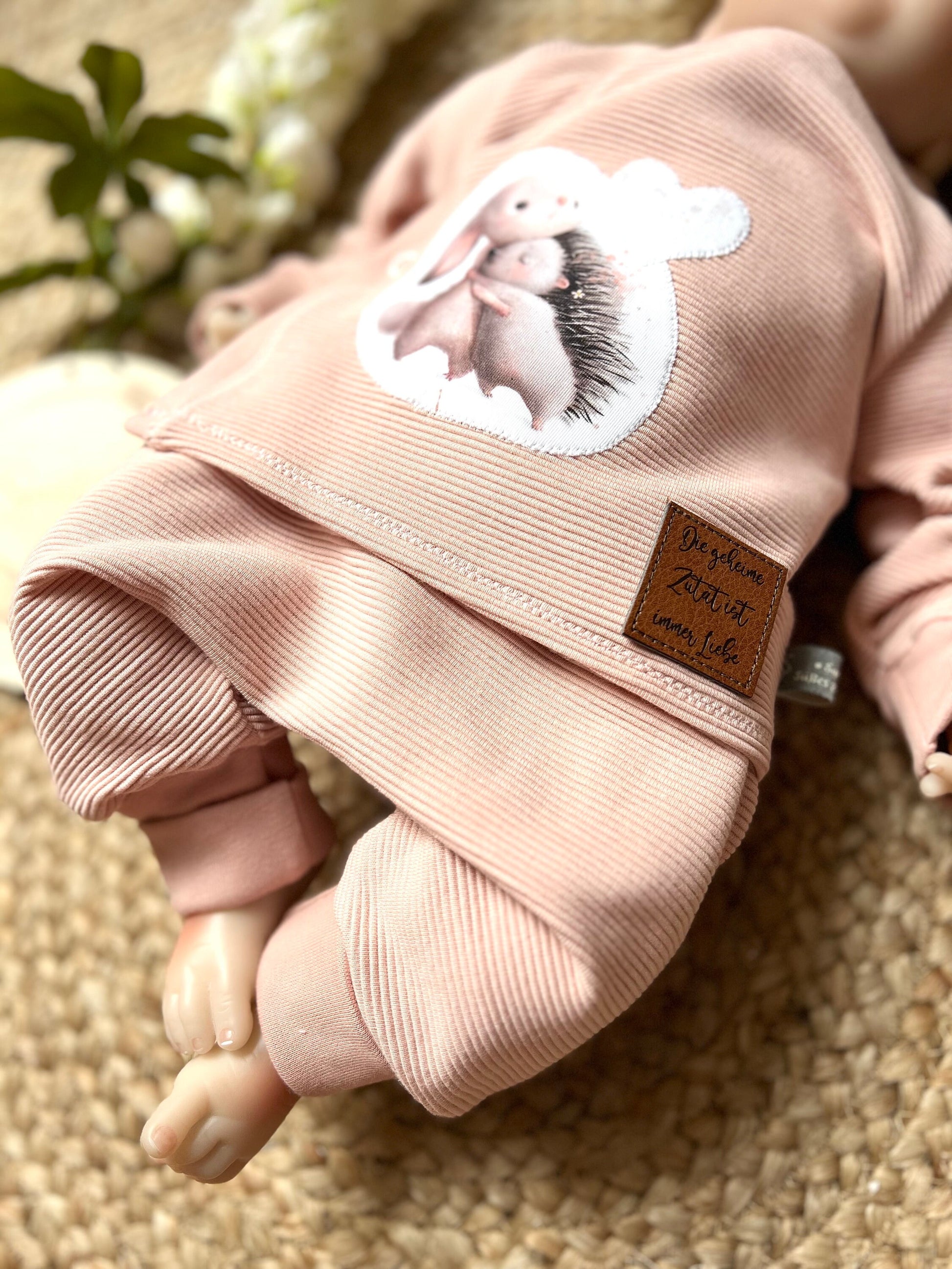 Handgemachtes Babyset aus Ribjersey – Wickeljäckchen mit Applikation & Pumphose – Baby Outfit zur Geburt – Unikat handmade Taufe Geschenk