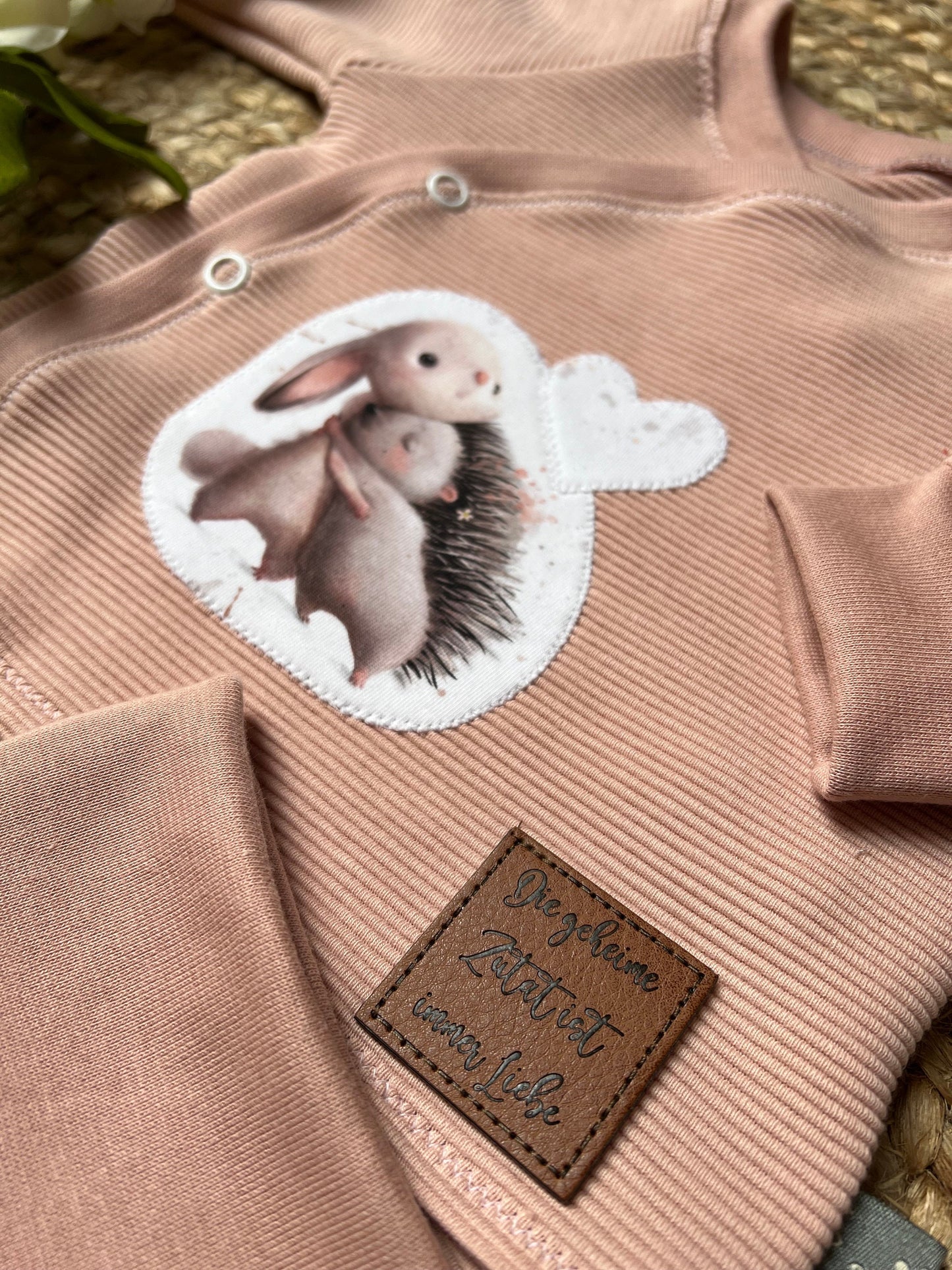 Handgemachtes Babyset aus Ribjersey – Wickeljäckchen mit Applikation & Pumphose – Baby Outfit zur Geburt – Unikat handmade Taufe Geschenk