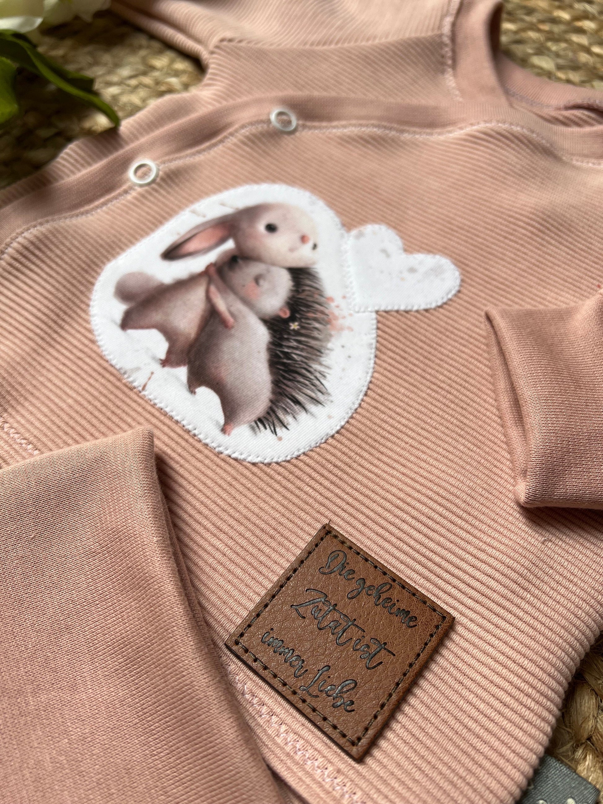 Handgemachtes Babyset aus Ribjersey – Wickeljäckchen mit Applikation & Pumphose – Baby Outfit zur Geburt – Unikat handmade Taufe Geschenk