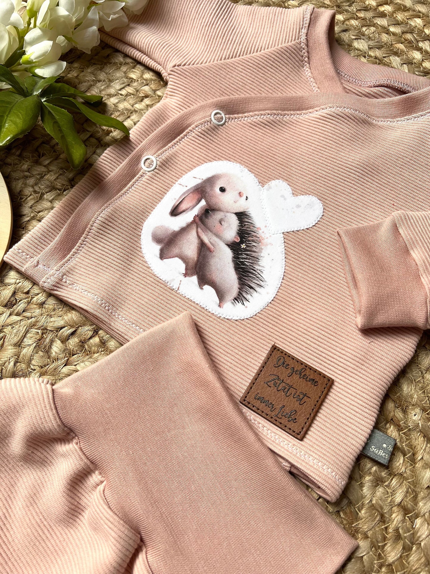 Handgemachtes Babyset aus Ribjersey – Wickeljäckchen mit Applikation & Pumphose – Baby Outfit zur Geburt – Unikat handmade Taufe Geschenk