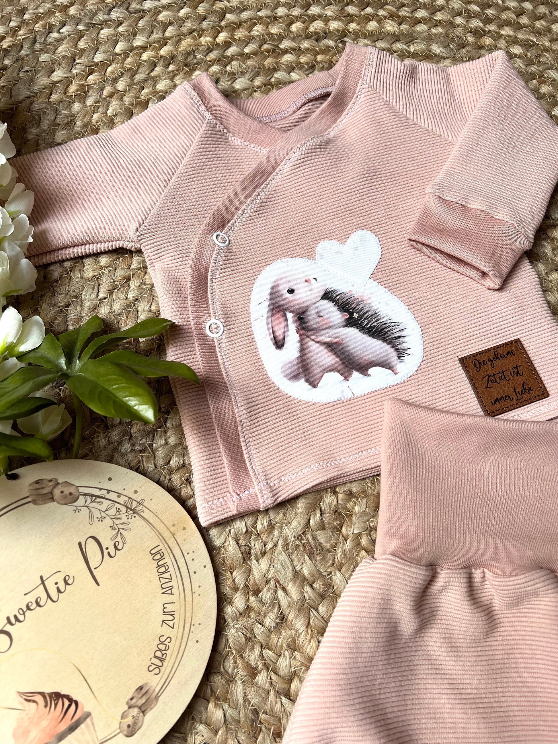 Handgemachtes Babyset aus Ribjersey – Wickeljäckchen mit Applikation & Pumphose – Baby Outfit zur Geburt – Unikat handmade Taufe Geschenk