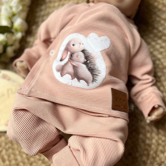 Handgemachtes Babyset aus Ribjersey – Wickeljäckchen mit Applikation & Pumphose – Baby Outfit zur Geburt – Unikat handmade Taufe Geschenk