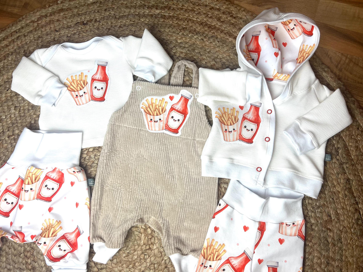Baby-Shirt aus Bio Ribjersey mit amerikanischem Ausschnitt und niedlichem Pommes-und-Ketchup-Motiv – Handgefertigt, Unisex // Gr. 44 - 128