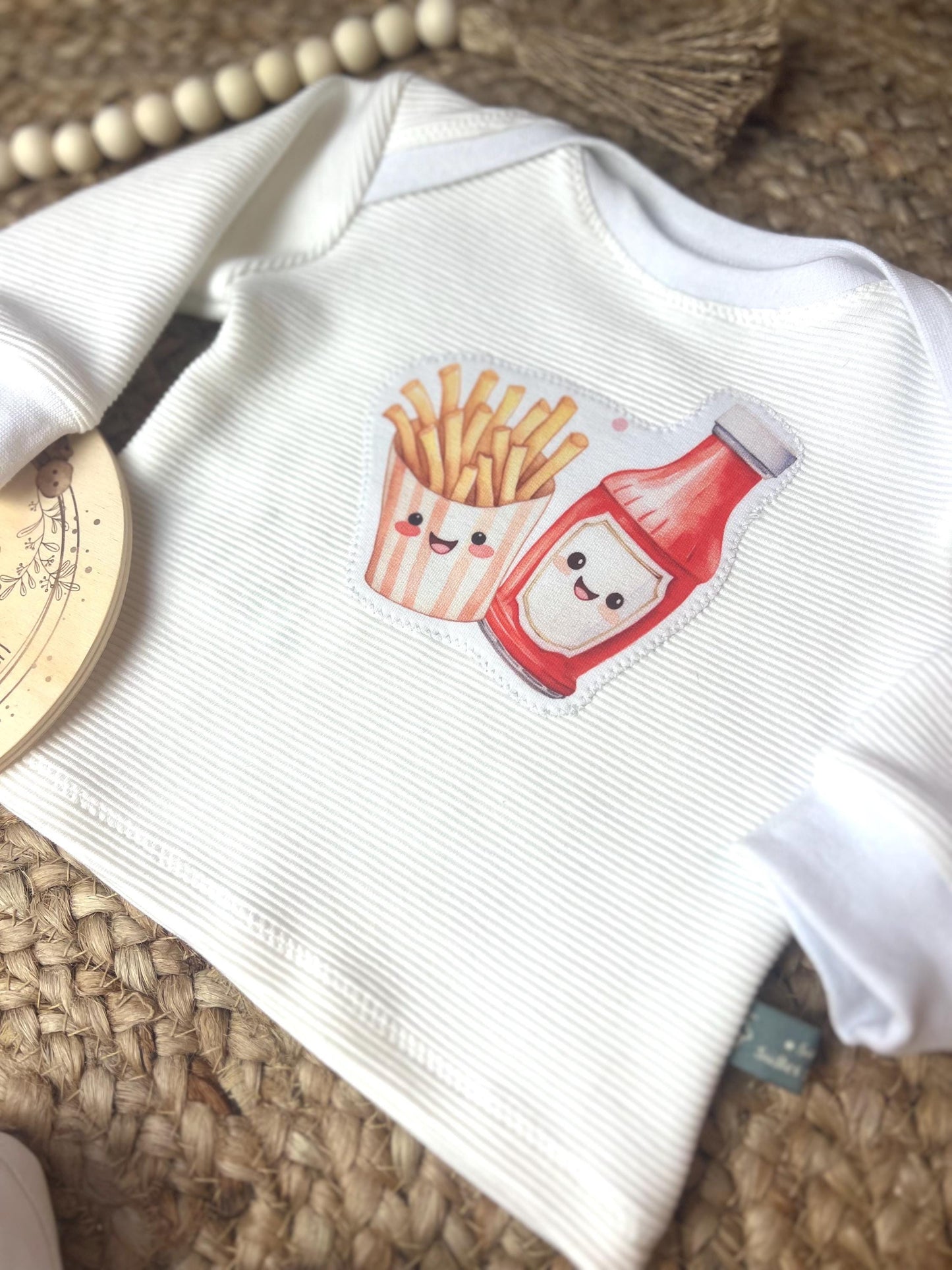 Baby-Shirt aus Bio Ribjersey mit amerikanischem Ausschnitt und niedlichem Pommes-und-Ketchup-Motiv – Handgefertigt, Unisex // Gr. 44 - 128