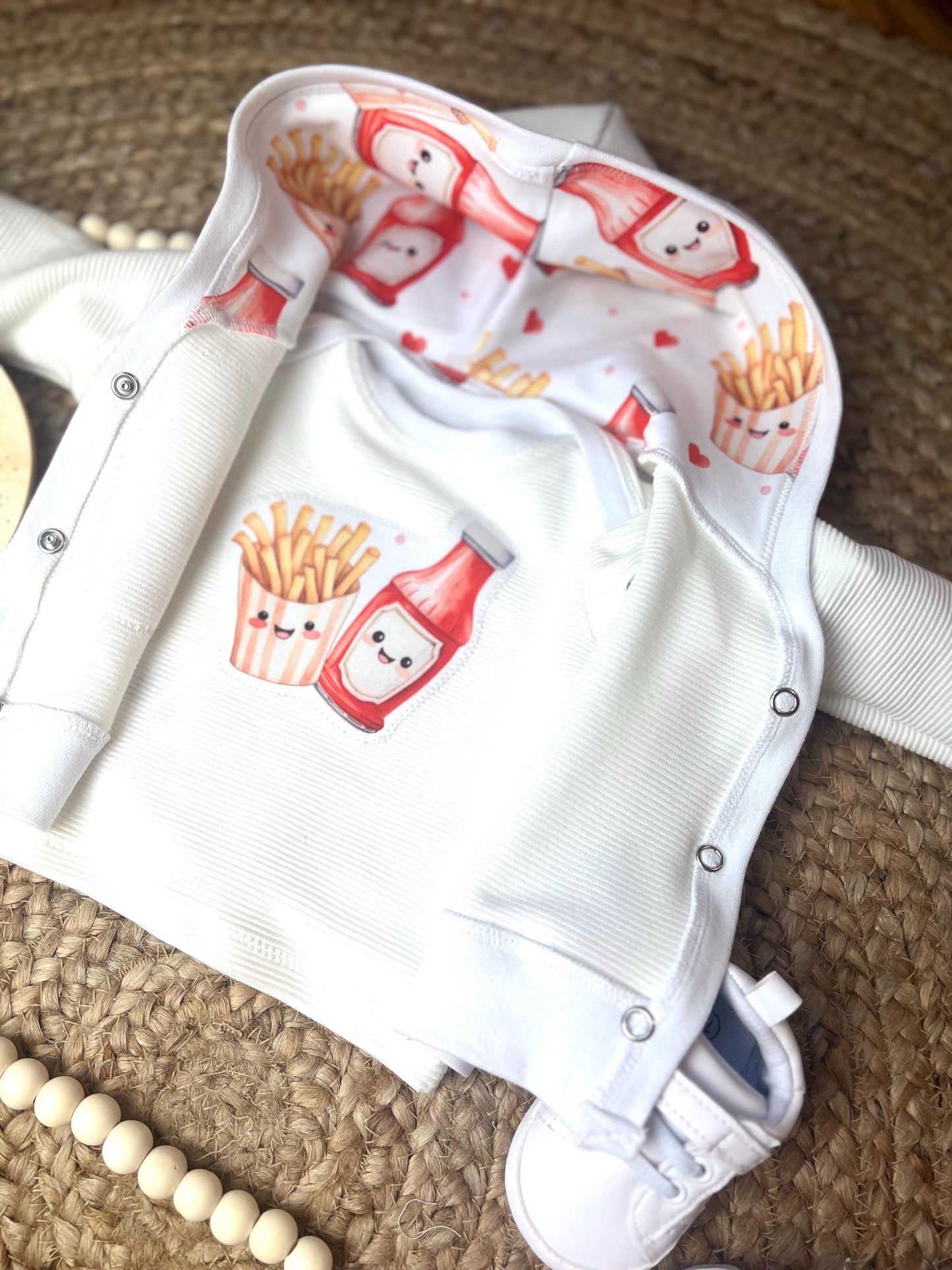 Baby-Shirt aus Bio Ribjersey mit amerikanischem Ausschnitt und niedlichem Pommes-und-Ketchup-Motiv – Handgefertigt, Unisex // Gr. 44 - 128