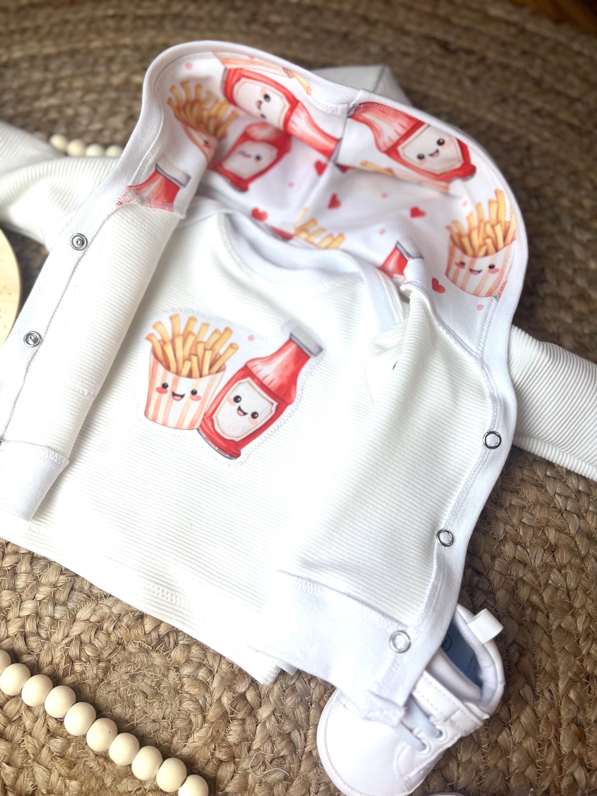 Baby-Shirt aus Bio Ribjersey mit amerikanischem Ausschnitt und niedlichem Pommes-und-Ketchup-Motiv – Handgefertigt, Unisex // Gr. 44 - 128