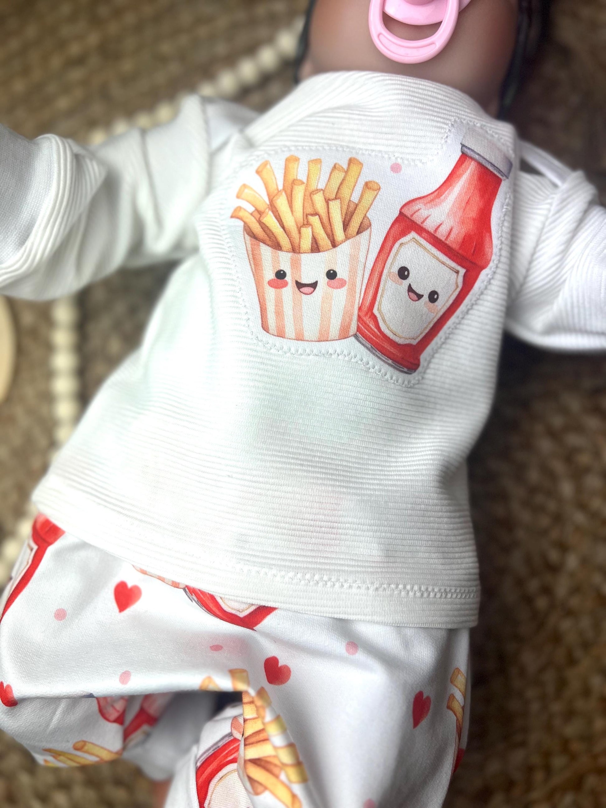 Baby-Shirt aus Bio Ribjersey mit amerikanischem Ausschnitt und niedlichem Pommes-und-Ketchup-Motiv – Handgefertigt, Unisex // Gr. 44 - 128