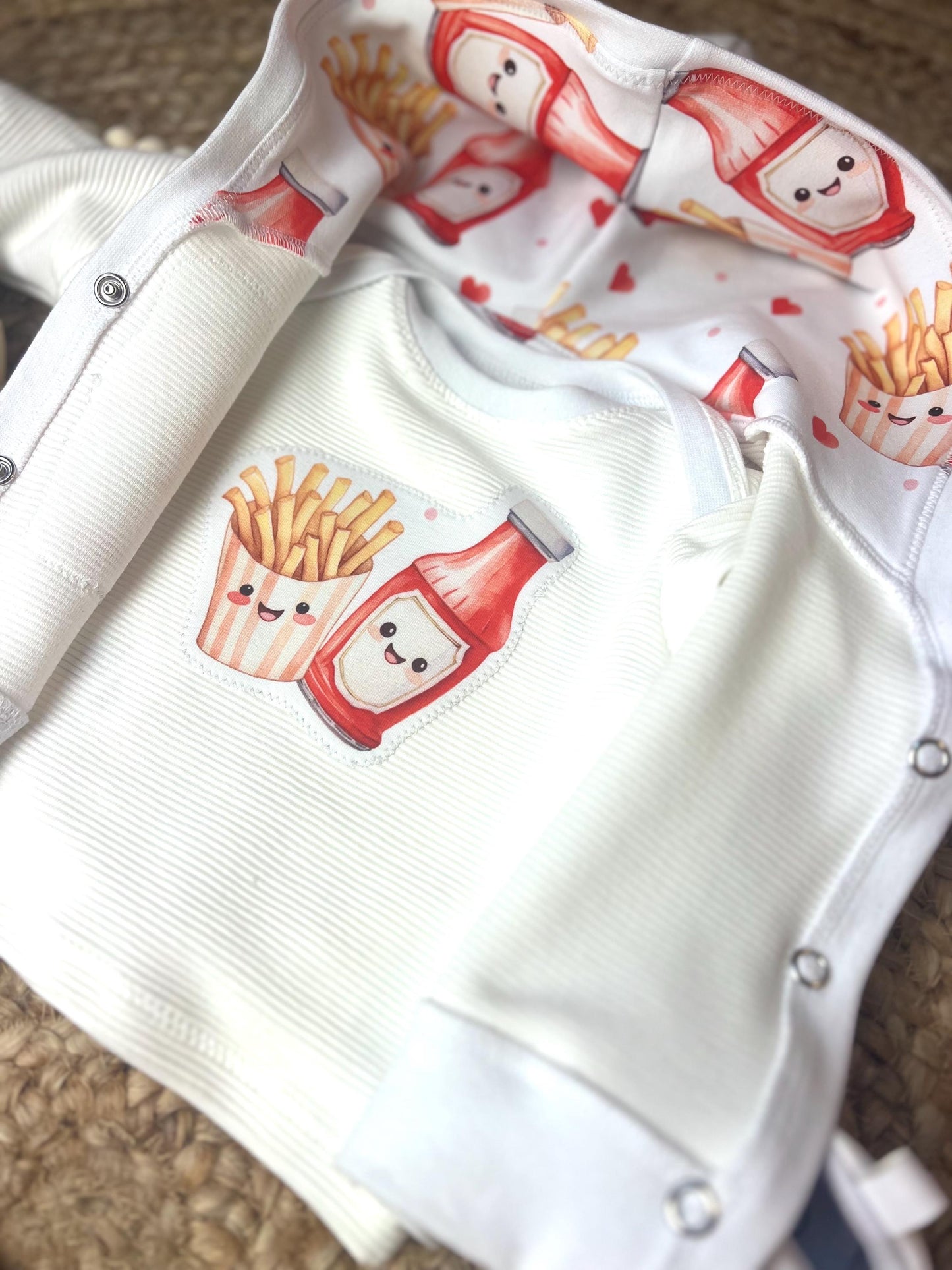 Baby-Shirt aus Bio Ribjersey mit amerikanischem Ausschnitt und niedlichem Pommes-und-Ketchup-Motiv – Handgefertigt, Unisex // Gr. 44 - 128