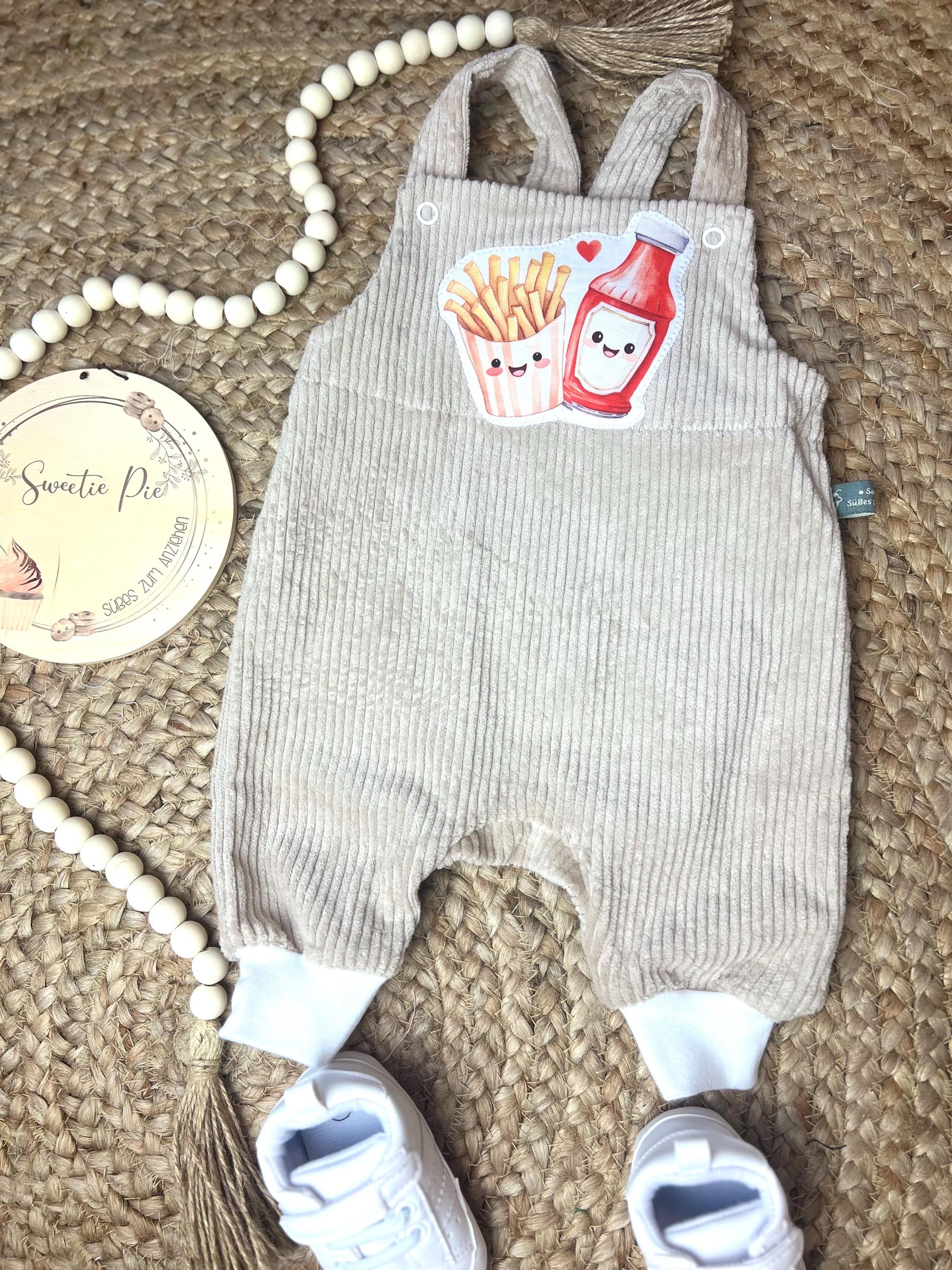 Baby Latzhose aus Cord mit niedlicher Pommes-und-Ketchup-Applikation – Handgefertigt, Unisex, bequem und stylisch // Gr. 44 - 128