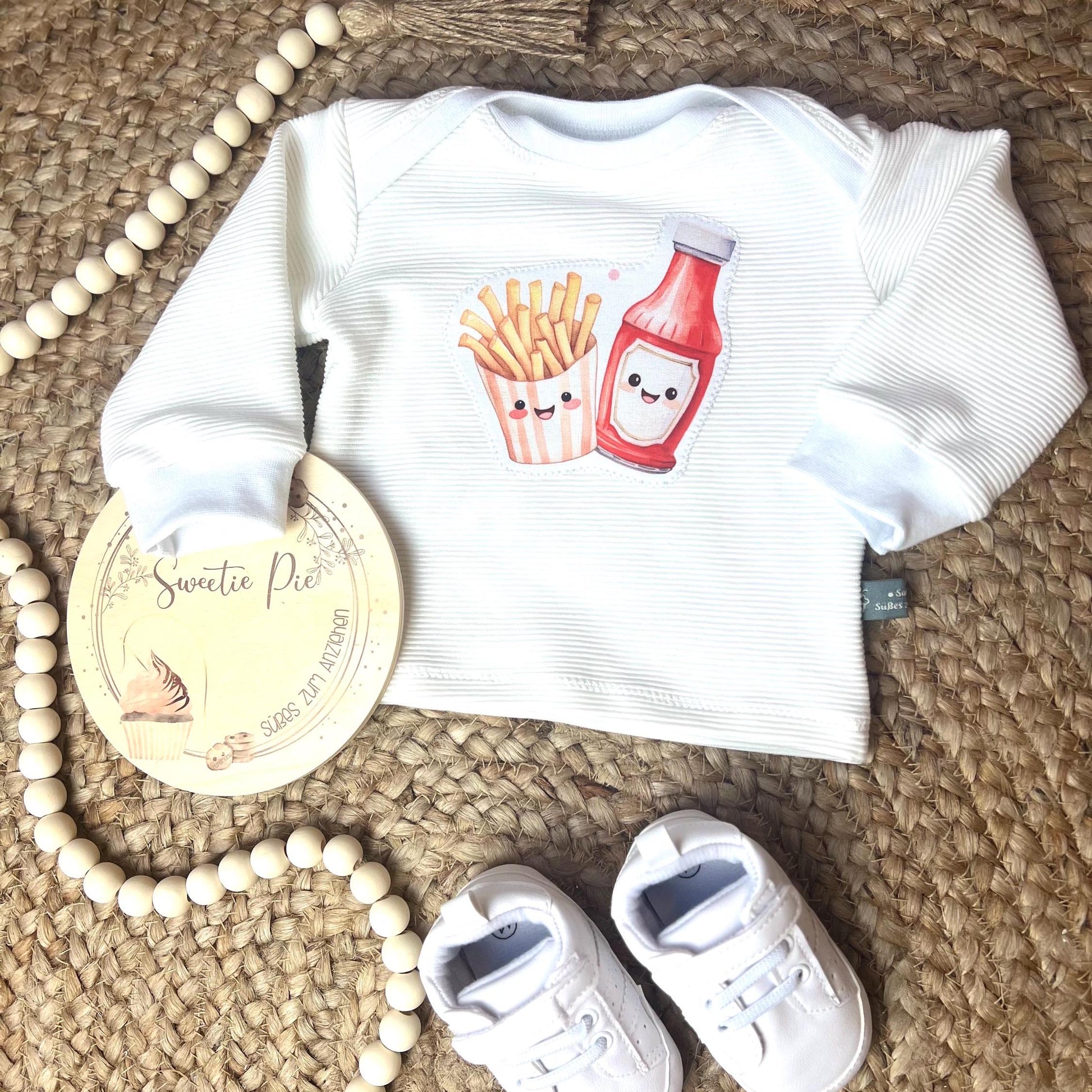 Baby-Shirt aus Bio Ribjersey mit amerikanischem Ausschnitt und niedlichem Pommes-und-Ketchup-Motiv – Handgefertigt, Unisex // Gr. 44 - 128