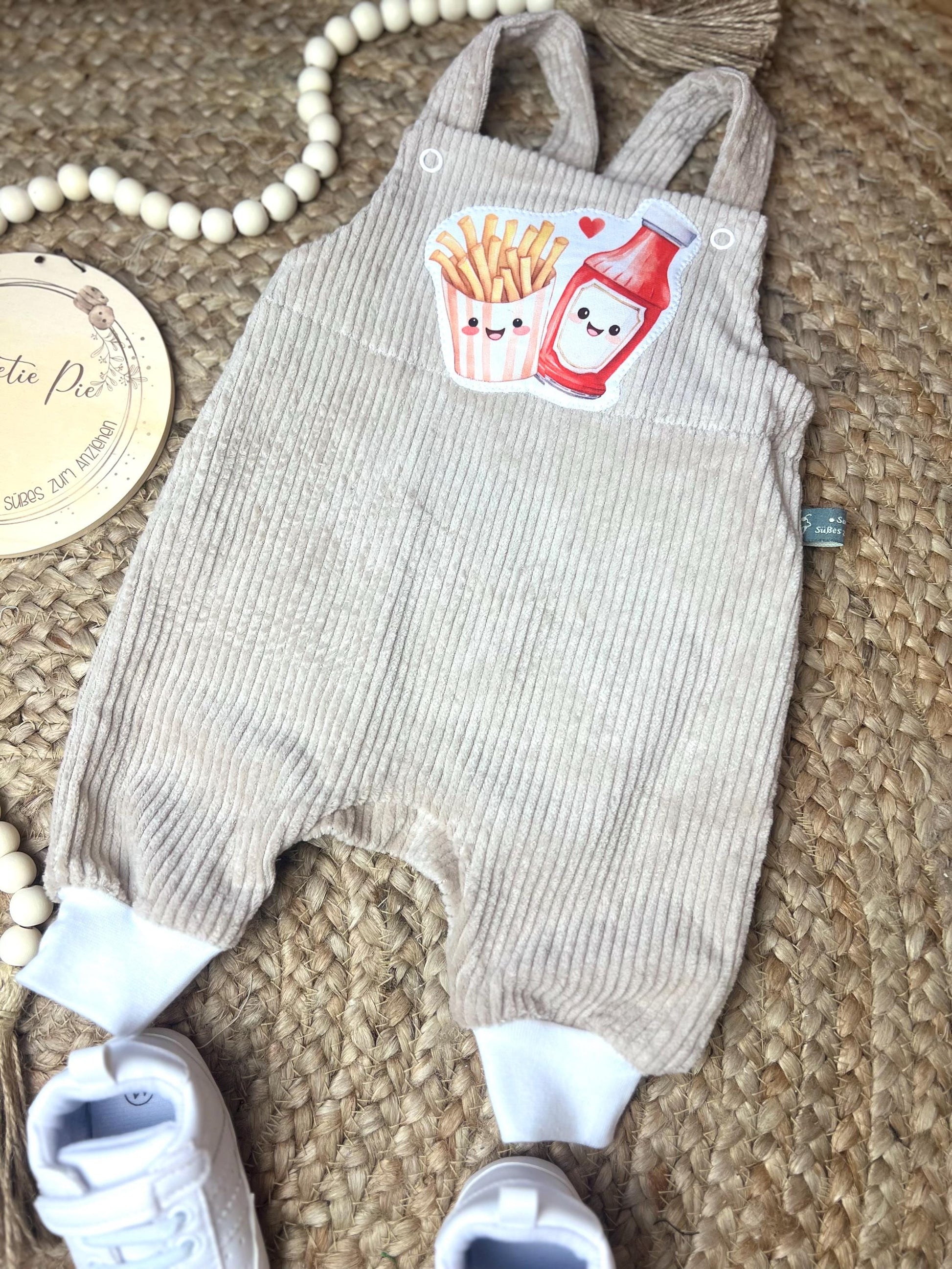 Baby Latzhose aus Cord mit niedlicher Pommes-und-Ketchup-Applikation – Handgefertigt, Unisex, bequem und stylisch // Gr. 44 - 128