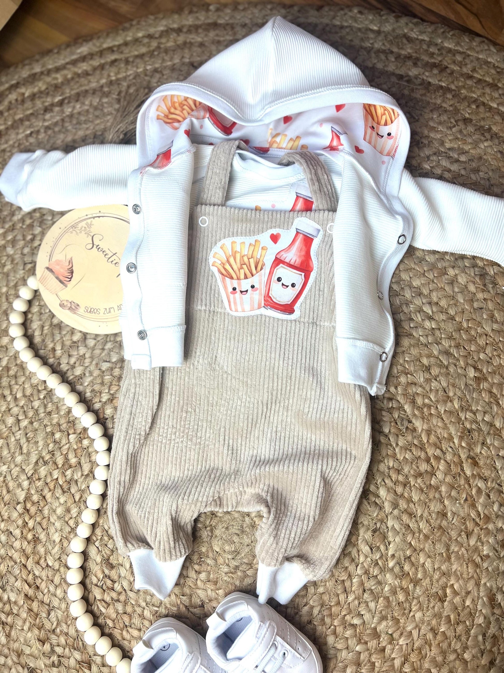 Baby Latzhose aus Cord mit niedlicher Pommes-und-Ketchup-Applikation – Handgefertigt, Unisex, bequem und stylisch // Gr. 44 - 128