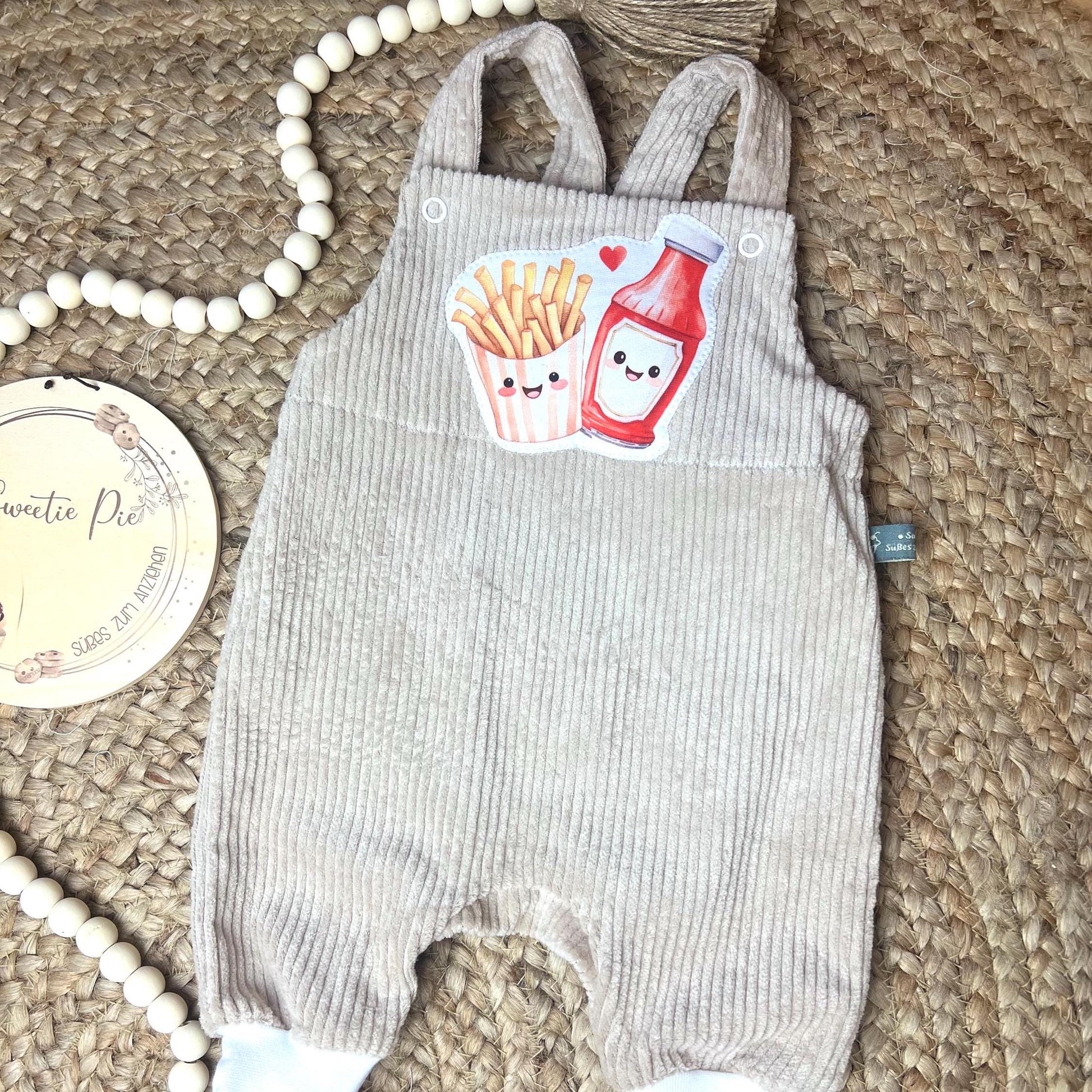 Baby Latzhose aus Cord mit niedlicher Pommes-und-Ketchup-Applikation – Handgefertigt, Unisex, bequem und stylisch // Gr. 44 - 128