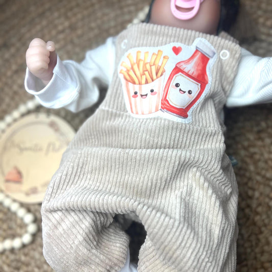 Baby Latzhose aus Cord mit niedlicher Pommes-und-Ketchup-Applikation – Handgefertigt, Unisex, bequem und stylisch // Gr. 44 - 128
