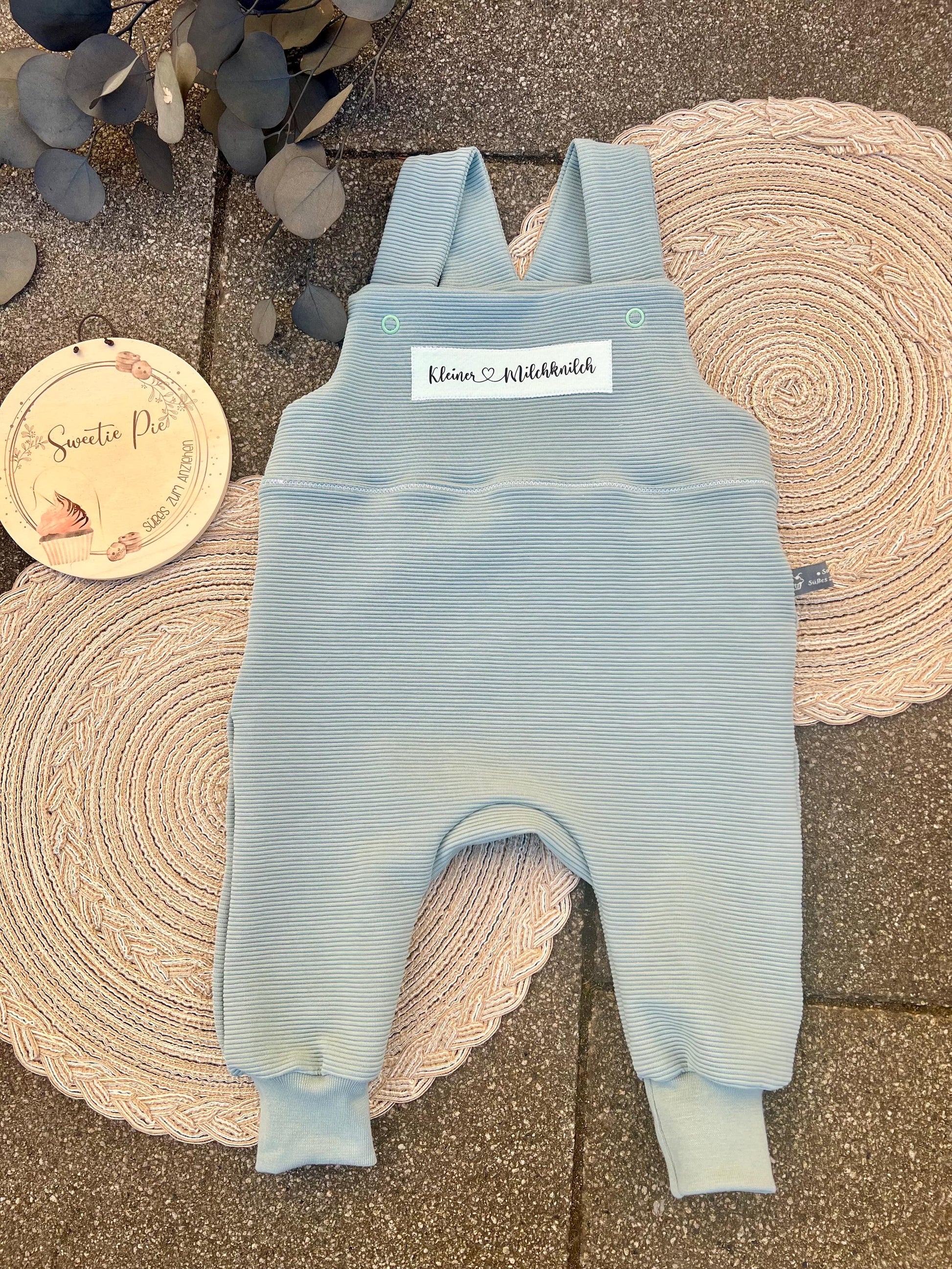 Latzhose "Milchknilch" Strampler Romper Baby blau mint Taufe Geschenk Geburt personalisiert Junge Newborn Neugeborenes Erstausstattung