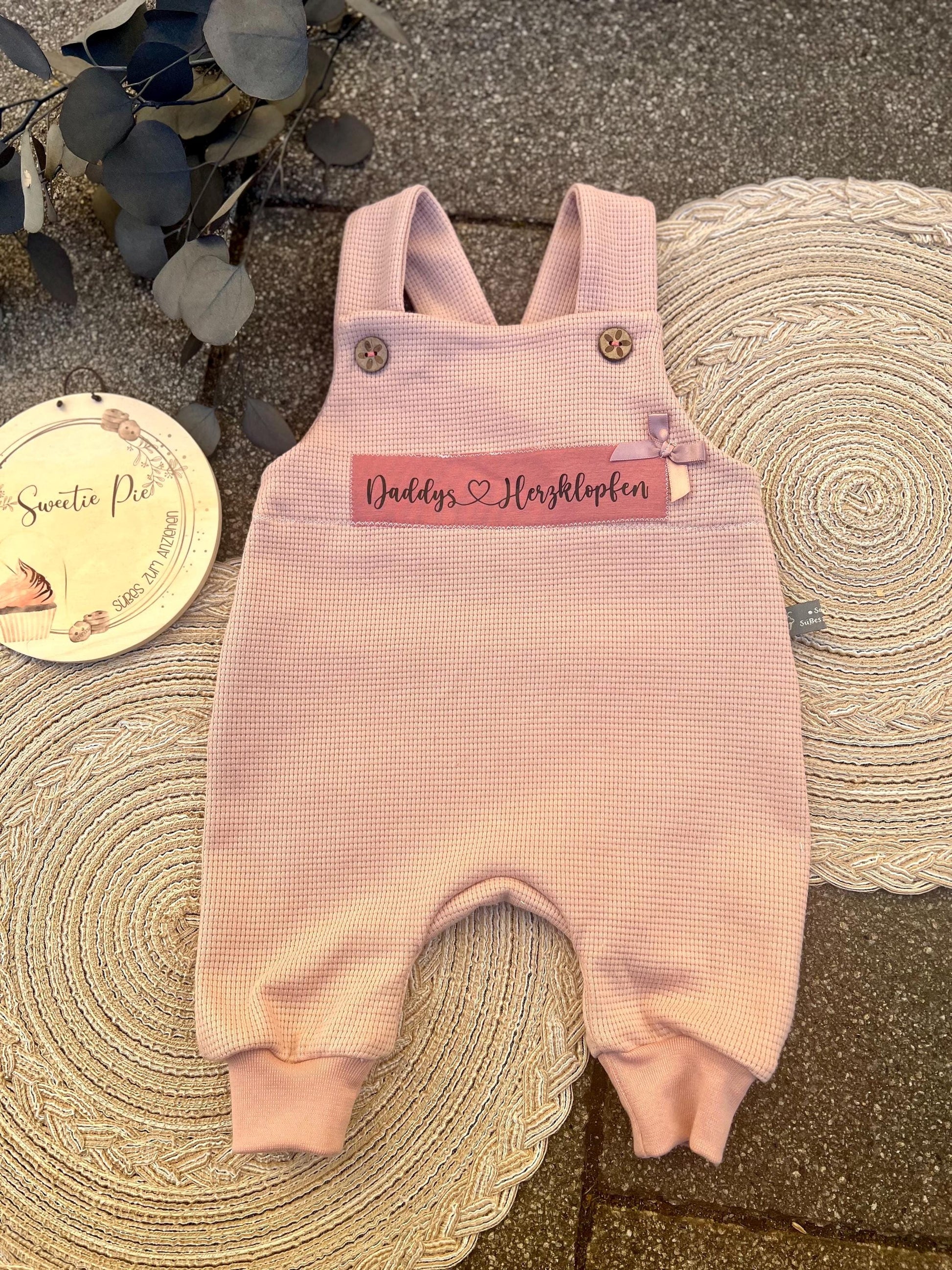 Latzhose "Daddys Herzklopfen“ Strampler Romper Baby rosa Taufe Geschenk Geburt personalisiert Mädchen Newborn Neugeborenes Erstausstattung