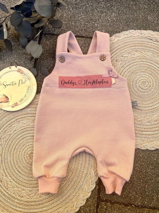 Latzhose "Daddys Herzklopfen“ Strampler Romper Baby rosa Taufe Geschenk Geburt personalisiert Mädchen Newborn Neugeborenes Erstausstattung