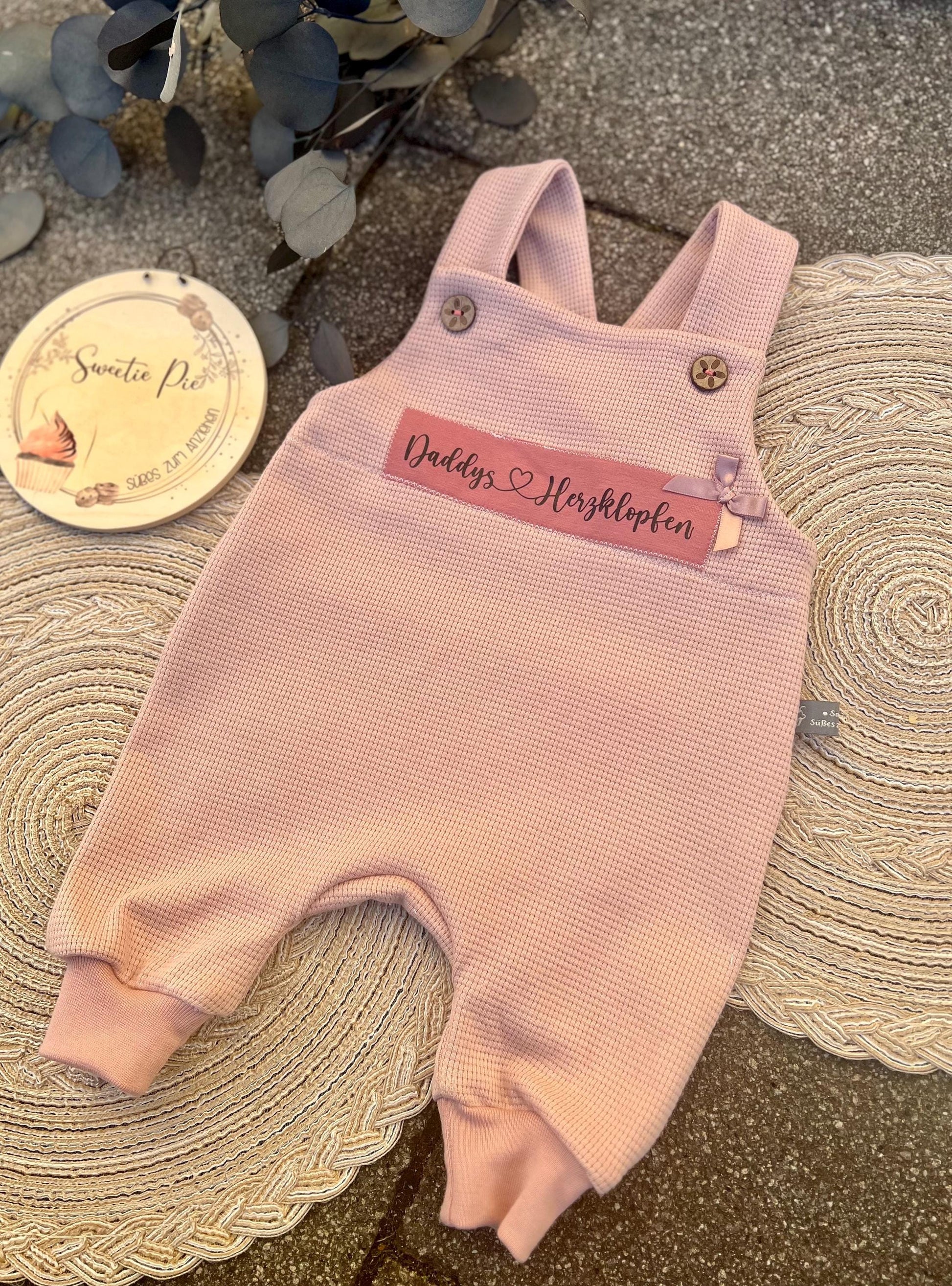 Latzhose "Daddys Herzklopfen“ Strampler Romper Baby rosa Taufe Geschenk Geburt personalisiert Mädchen Newborn Neugeborenes Erstausstattung