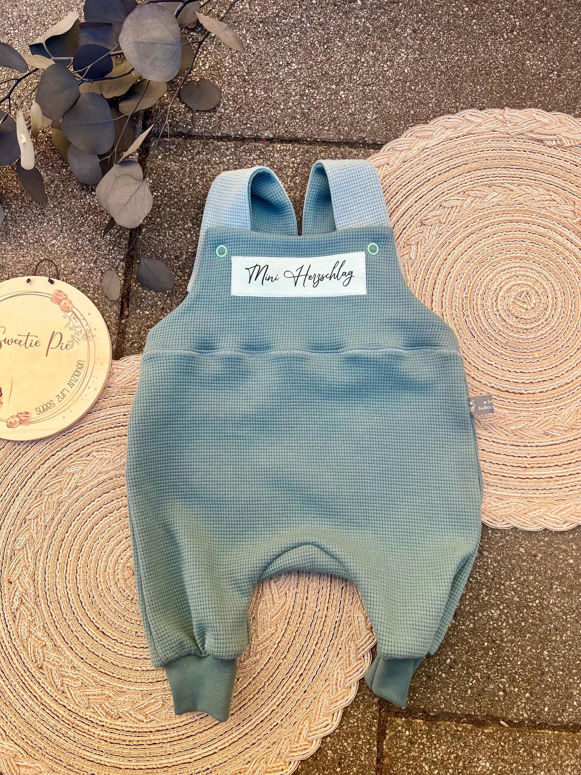 Latzhose "Mini Herzschlag“ Strampler Romper Baby mint Taufe Geschenk Geburt personalisiert Junge Girl Newborn Neugeborenes Erstausstattung