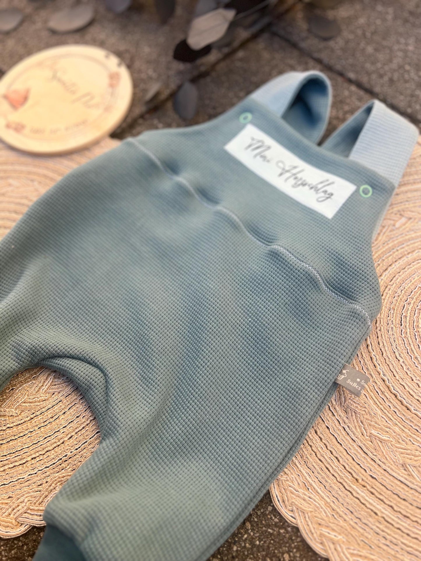 Latzhose "Mini Herzschlag“ Strampler Romper Baby mint Taufe Geschenk Geburt personalisiert Junge Girl Newborn Neugeborenes Erstausstattung
