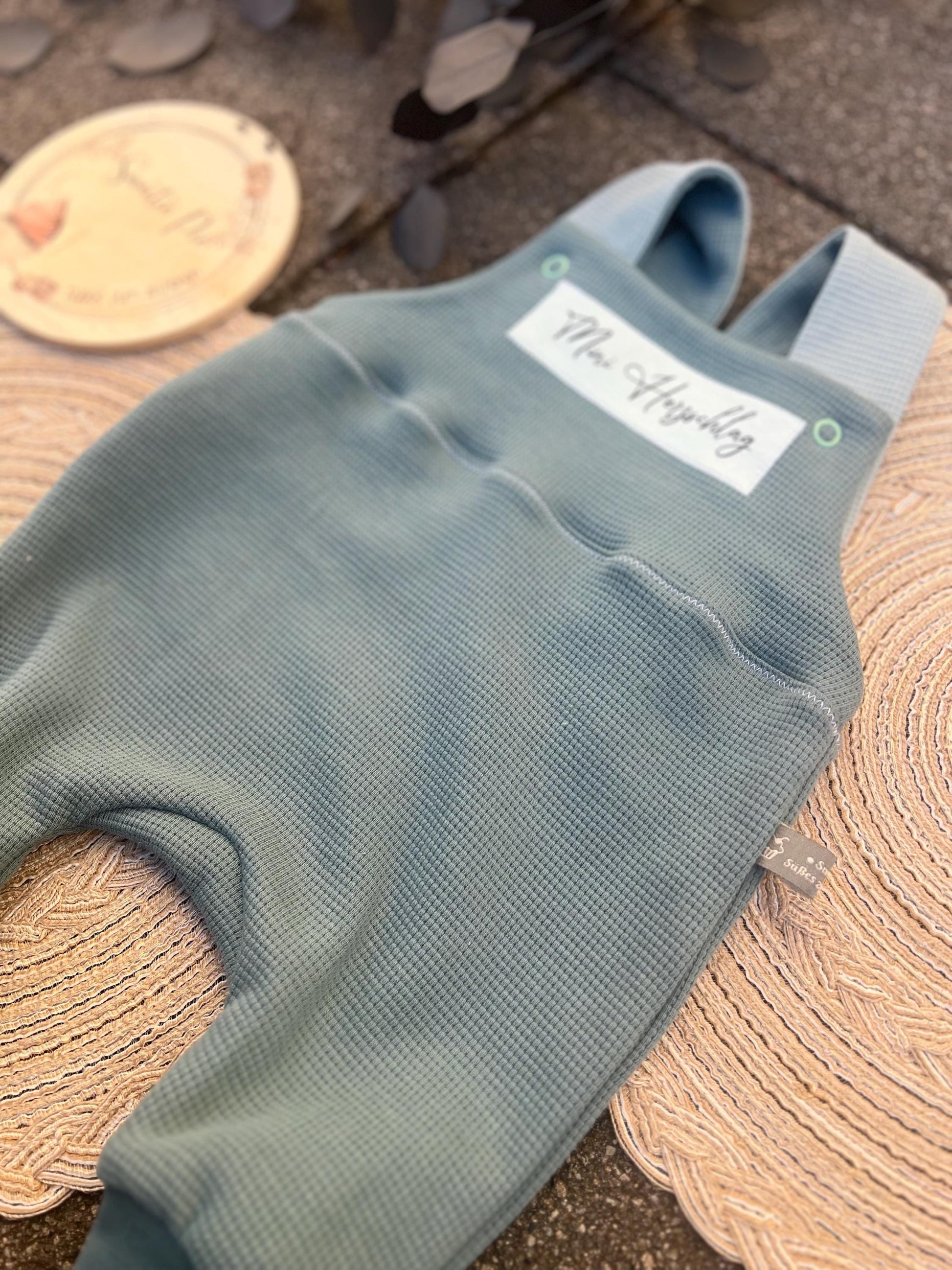 Latzhose "Mini Herzschlag“ Strampler Romper Baby mint Taufe Geschenk Geburt personalisiert Junge Girl Newborn Neugeborenes Erstausstattung