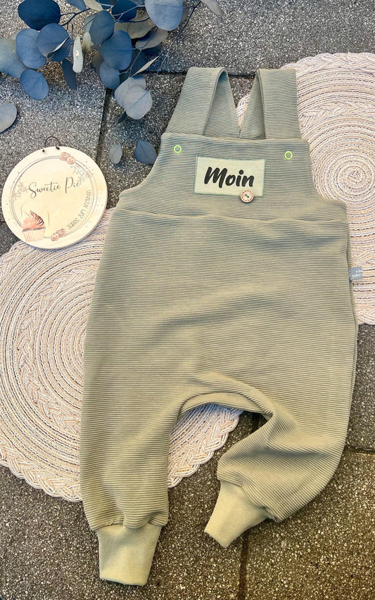 Latzhose "Moin" Strampler Romper Baby grün oliv Taufe Geschenk Geburt personalisiert Junge Newborn Neugeborenes Erstausstattung