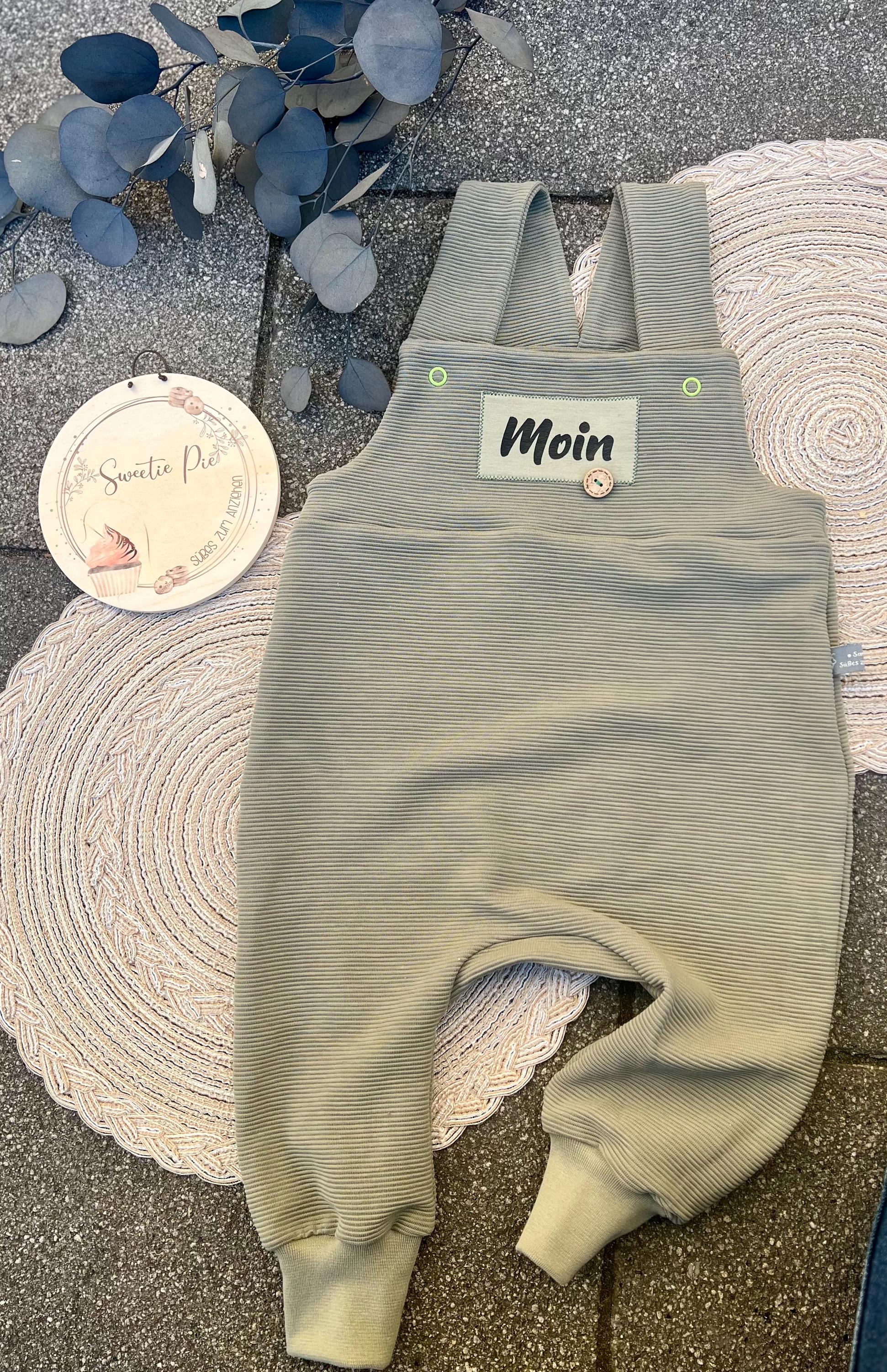 Latzhose "Moin" Strampler Romper Baby grün oliv Taufe Geschenk Geburt personalisiert Junge Newborn Neugeborenes Erstausstattung