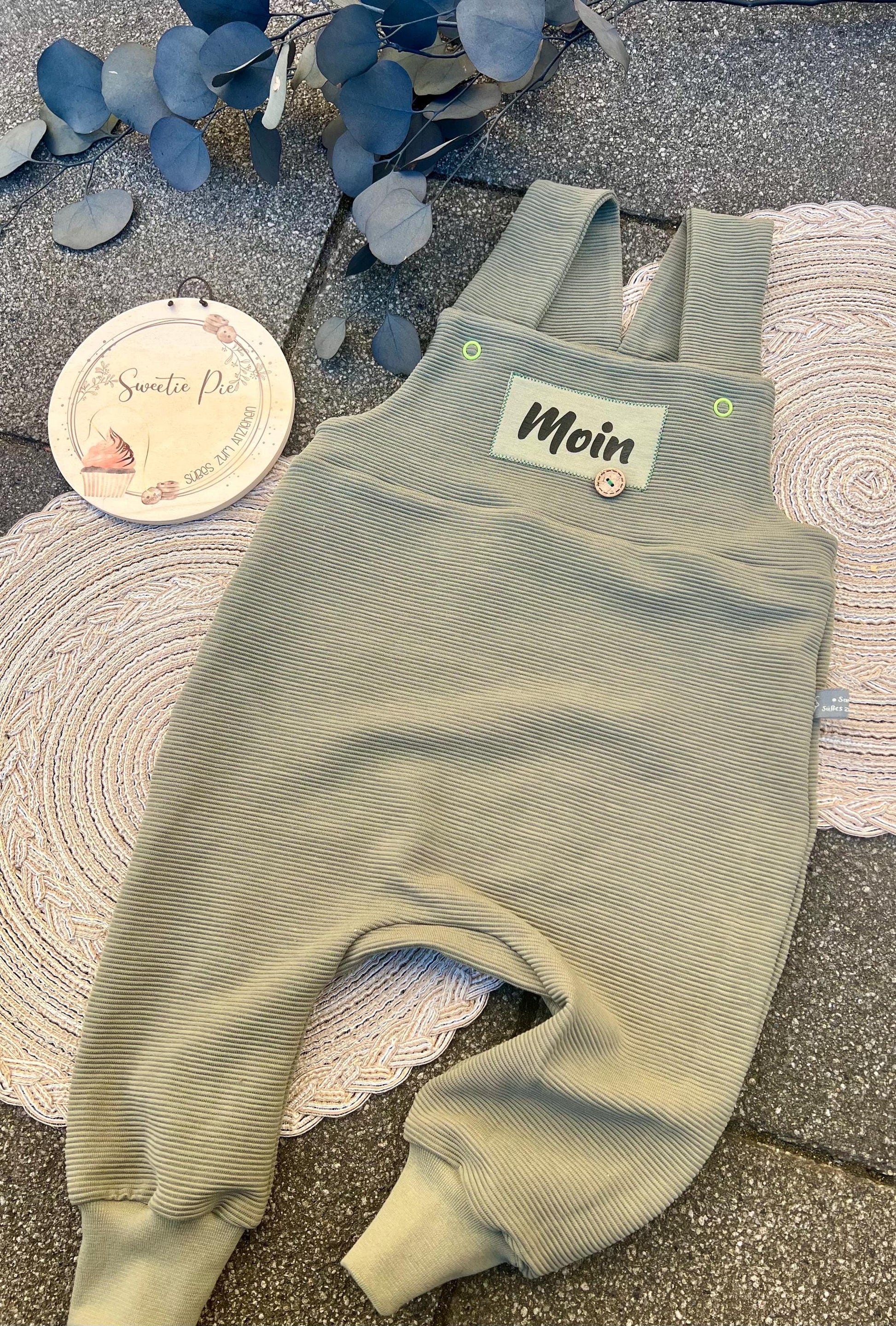 Latzhose "Moin" Strampler Romper Baby grün oliv Taufe Geschenk Geburt personalisiert Junge Newborn Neugeborenes Erstausstattung