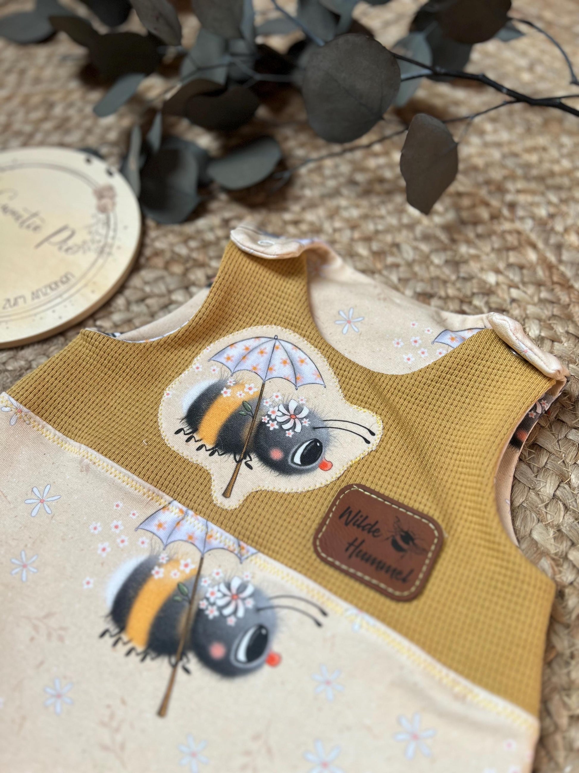 Handgemachter Strampler Hummel Biene & Waffeljersey – Bio Baumwolle – Unikat für Babys Romper Latzhose Baby Junge Mädchen