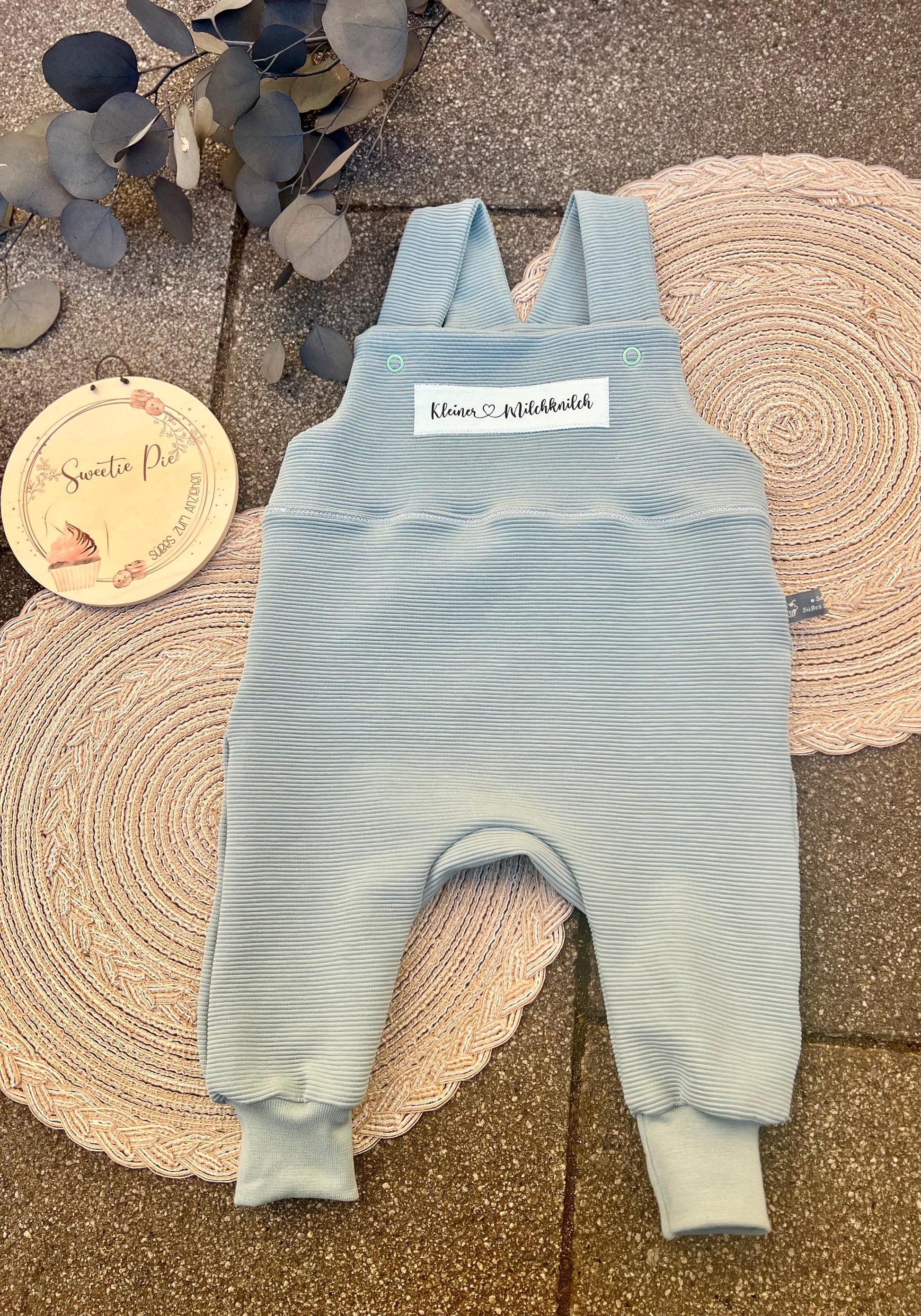 Latzhose "Milchknilch" Strampler Romper Baby blau mint Taufe Geschenk Geburt personalisiert Junge Newborn Neugeborenes Erstausstattung