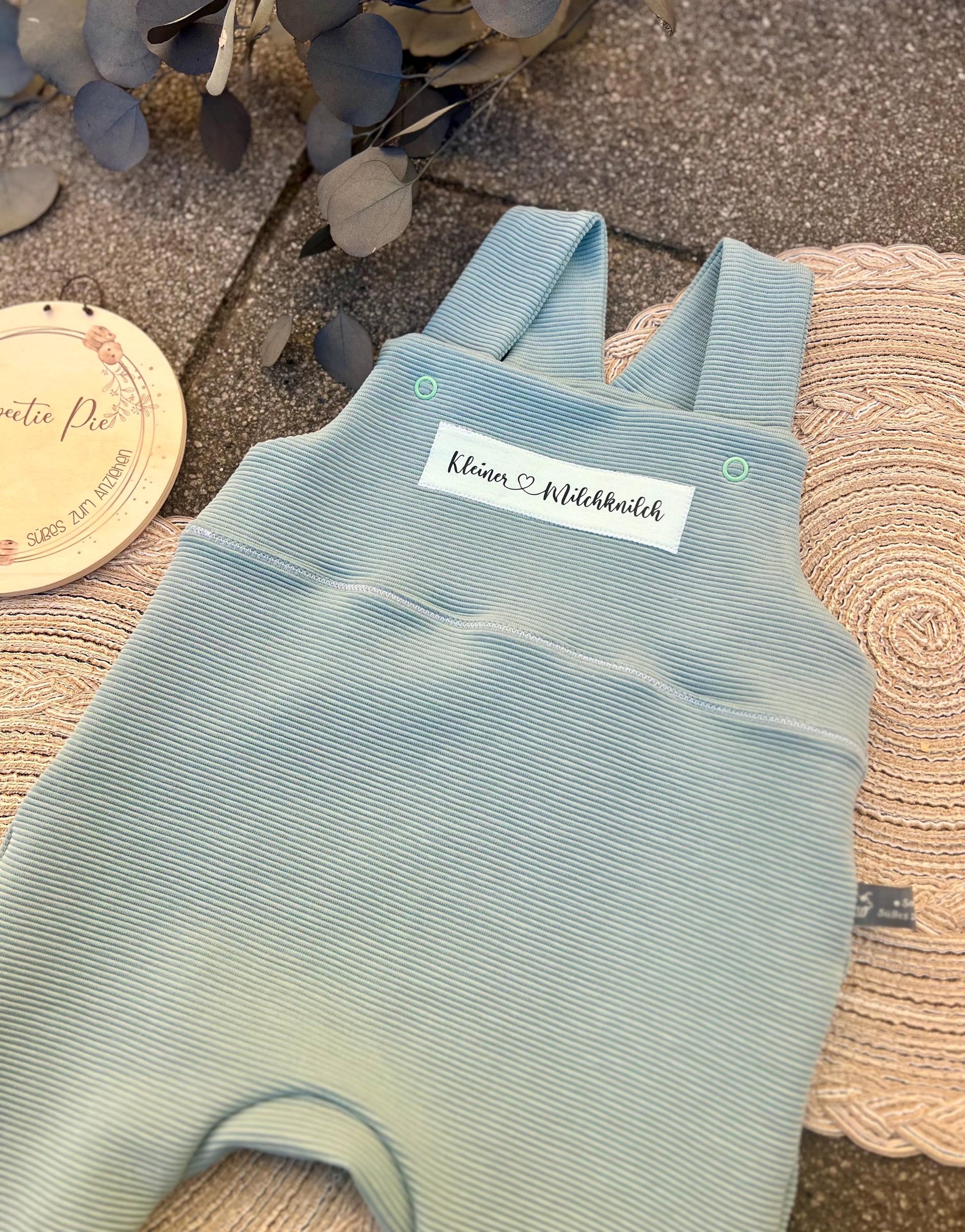 Latzhose "Milchknilch" Strampler Romper Baby blau mint Taufe Geschenk Geburt personalisiert Junge Newborn Neugeborenes Erstausstattung