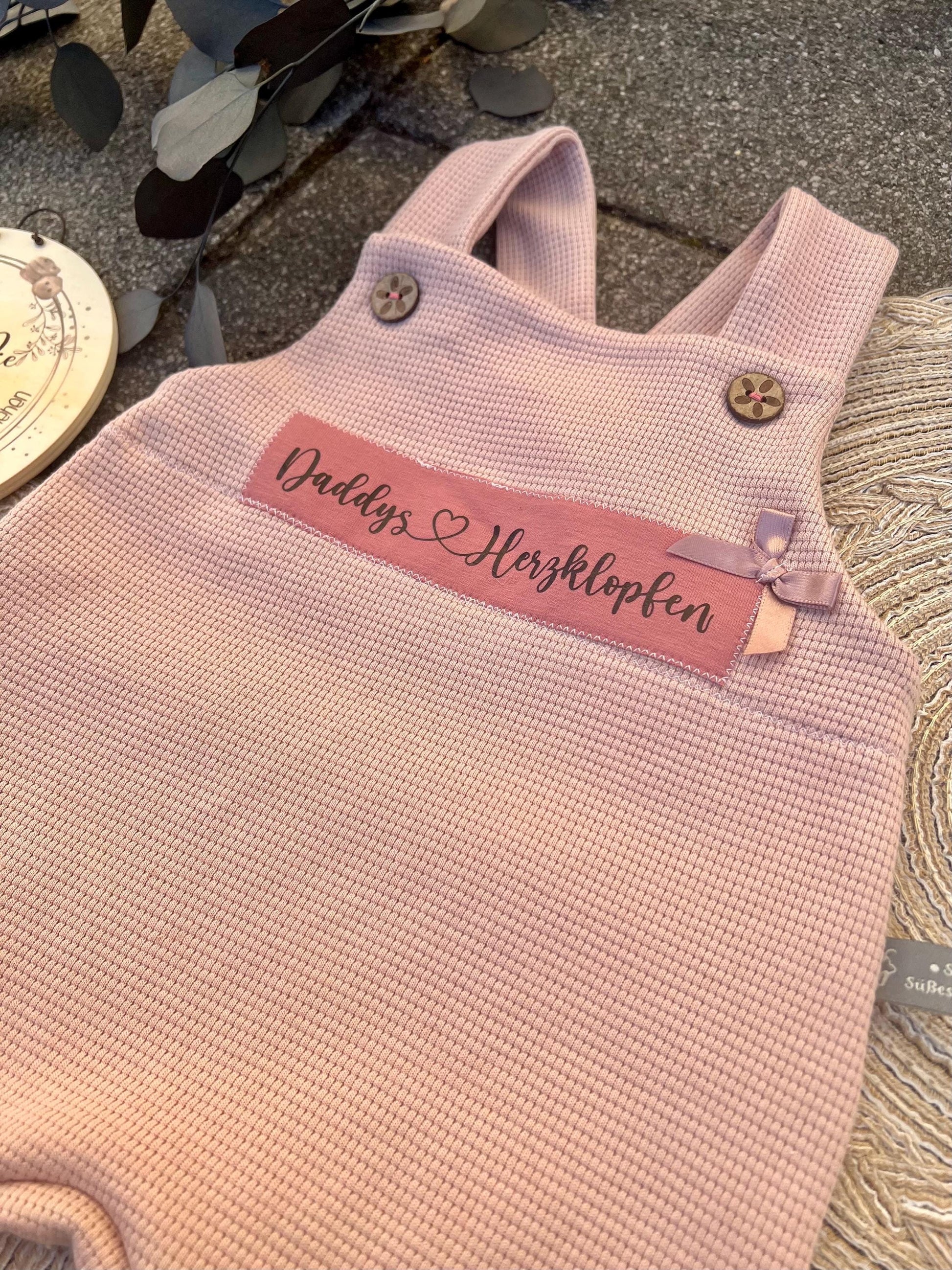 Latzhose "Daddys Herzklopfen“ Strampler Romper Baby rosa Taufe Geschenk Geburt personalisiert Mädchen Newborn Neugeborenes Erstausstattung