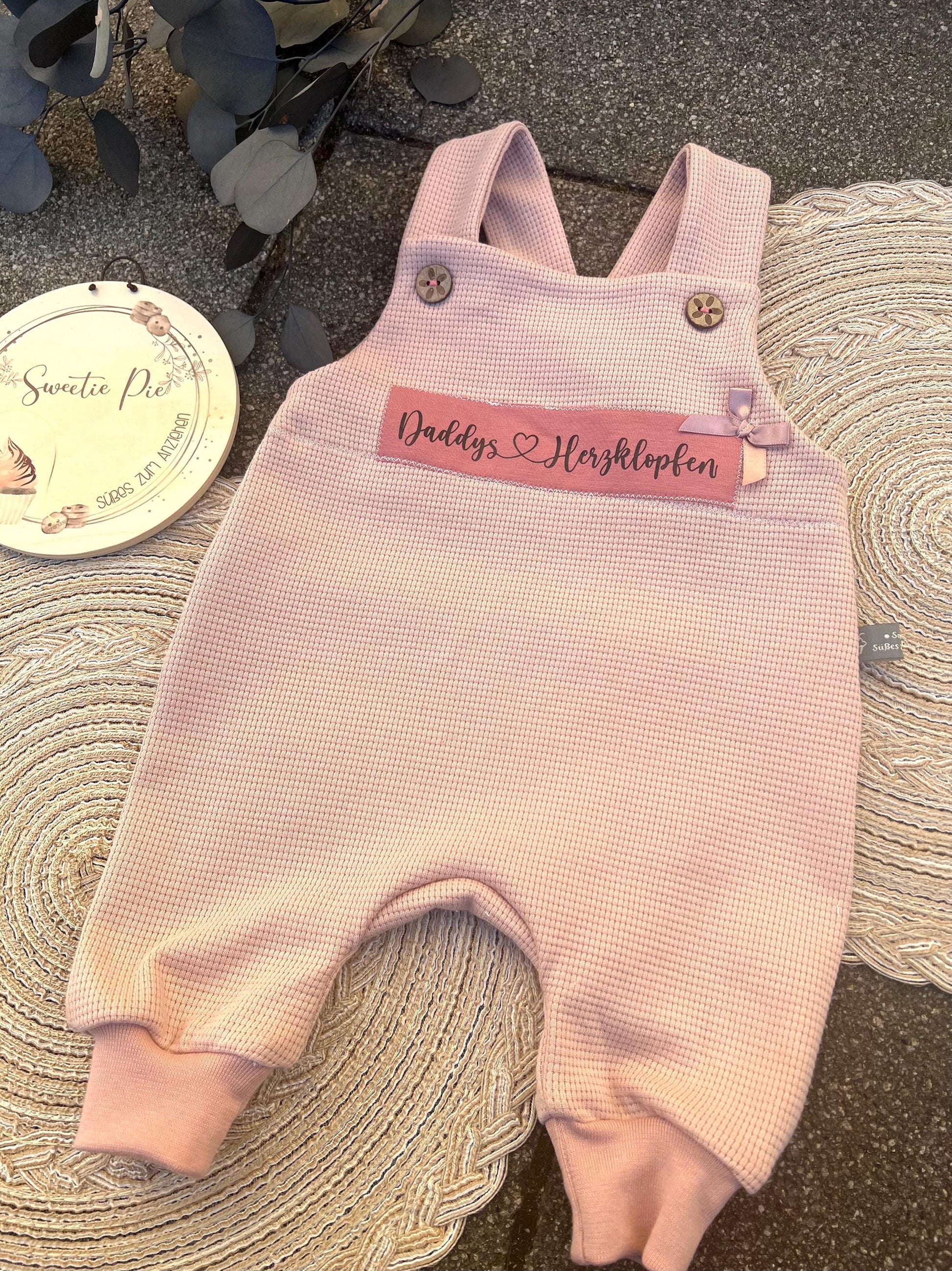 Latzhose "Daddys Herzklopfen“ Strampler Romper Baby rosa Taufe Geschenk Geburt personalisiert Mädchen Newborn Neugeborenes Erstausstattung