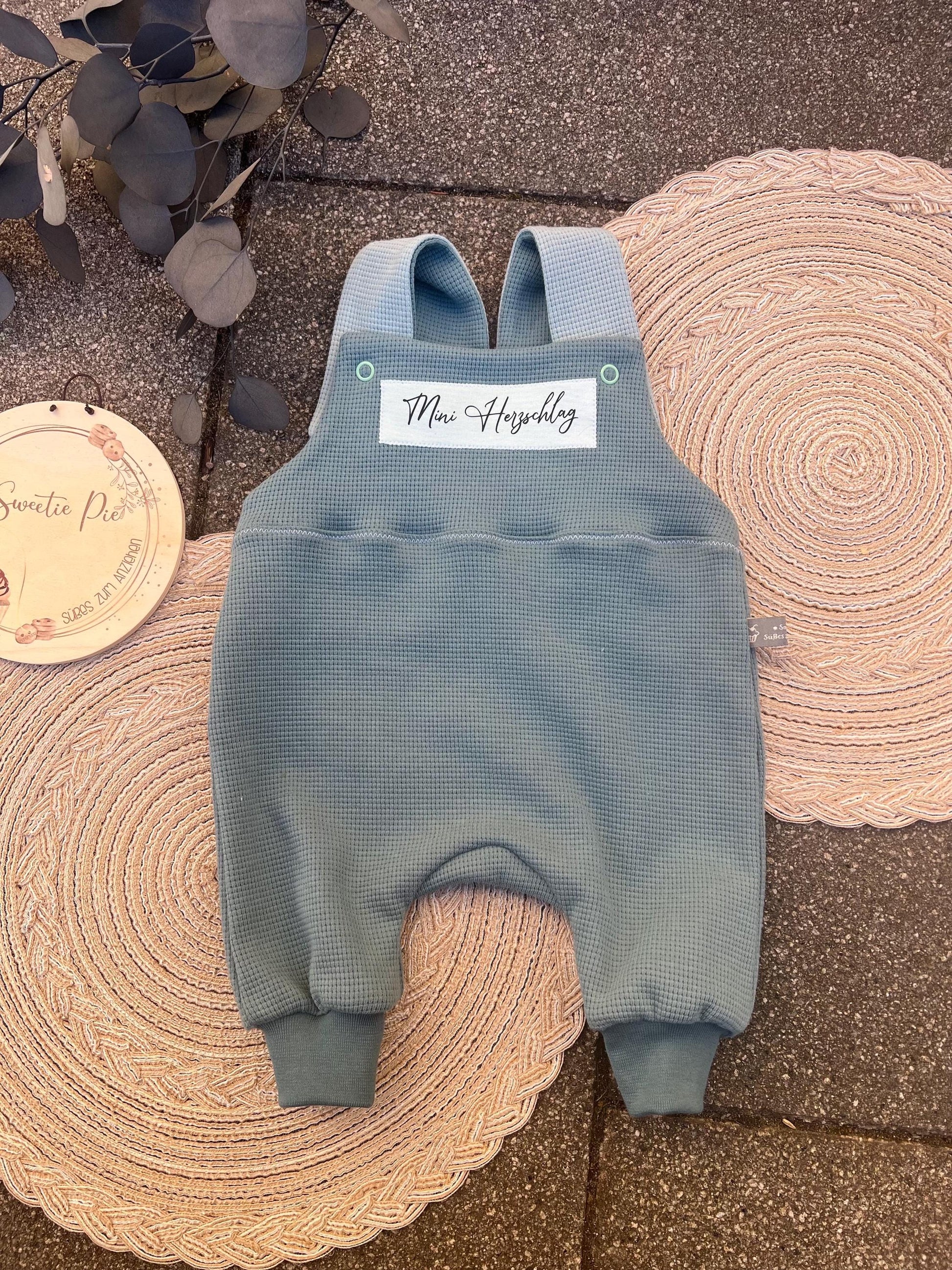 Latzhose "Mini Herzschlag“ Strampler Romper Baby mint Taufe Geschenk Geburt personalisiert Junge Girl Newborn Neugeborenes Erstausstattung