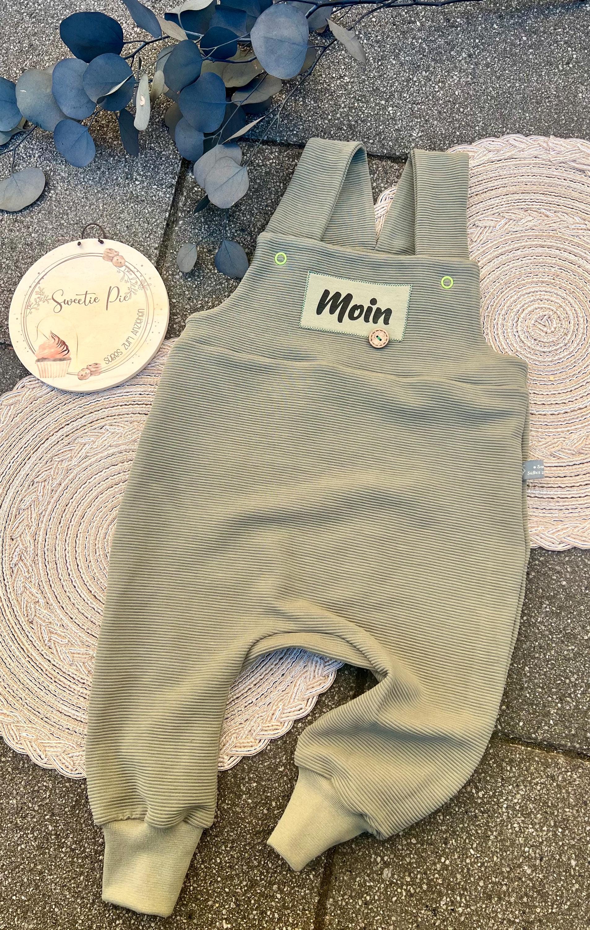 Latzhose "Moin" Strampler Romper Baby grün oliv Taufe Geschenk Geburt personalisiert Junge Newborn Neugeborenes Erstausstattung