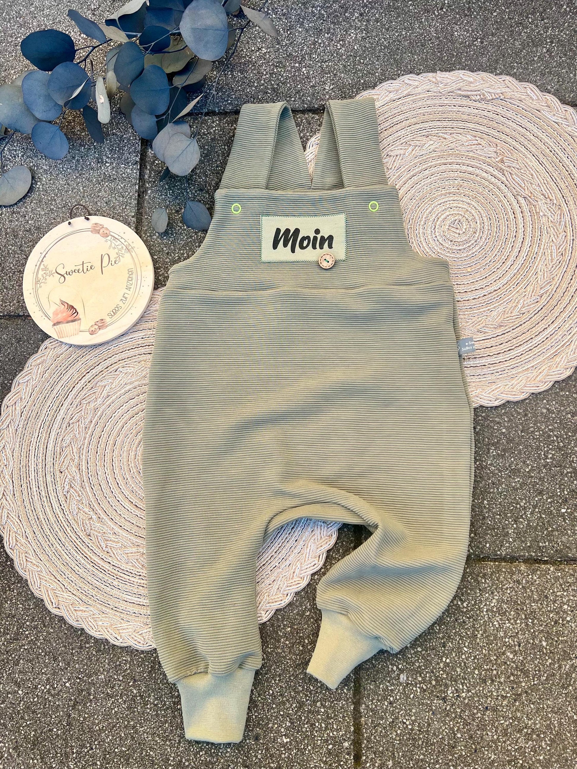 Latzhose "Moin" Strampler Romper Baby grün oliv Taufe Geschenk Geburt personalisiert Junge Newborn Neugeborenes Erstausstattung