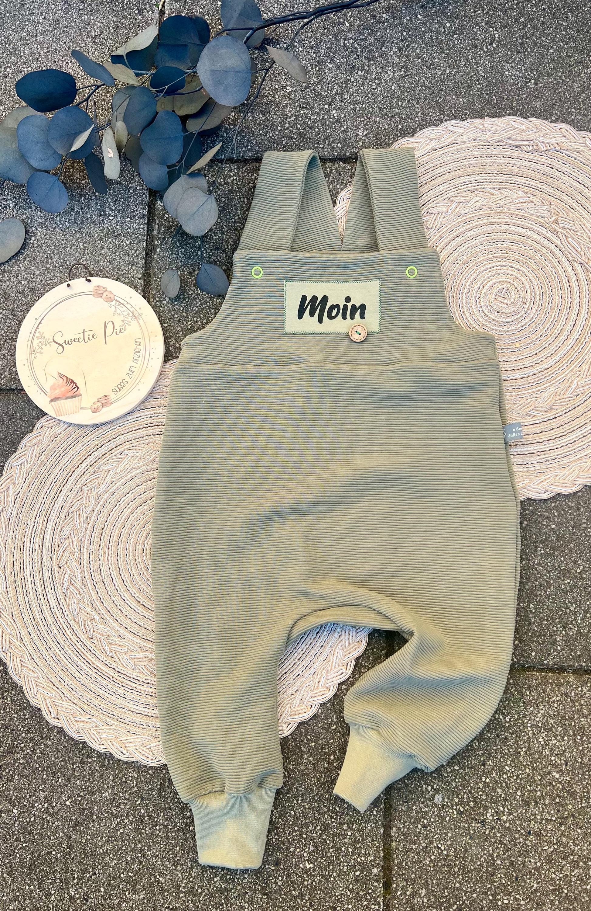 Latzhose "Moin" Strampler Romper Baby grün oliv Taufe Geschenk Geburt personalisiert Junge Newborn Neugeborenes Erstausstattung
