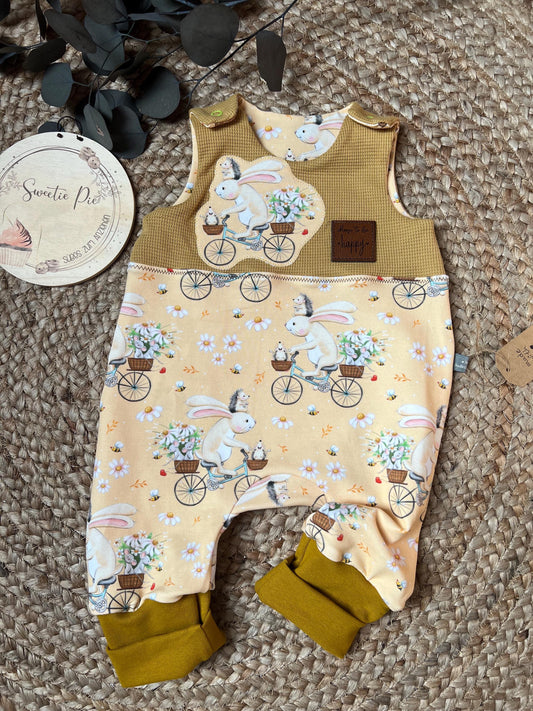 Handgemachter Strampler Häschenstoff & Waffeljersey – Bio Baumwolle – Unikat für Babys Romper Latzhose Baby Junge Mädchen