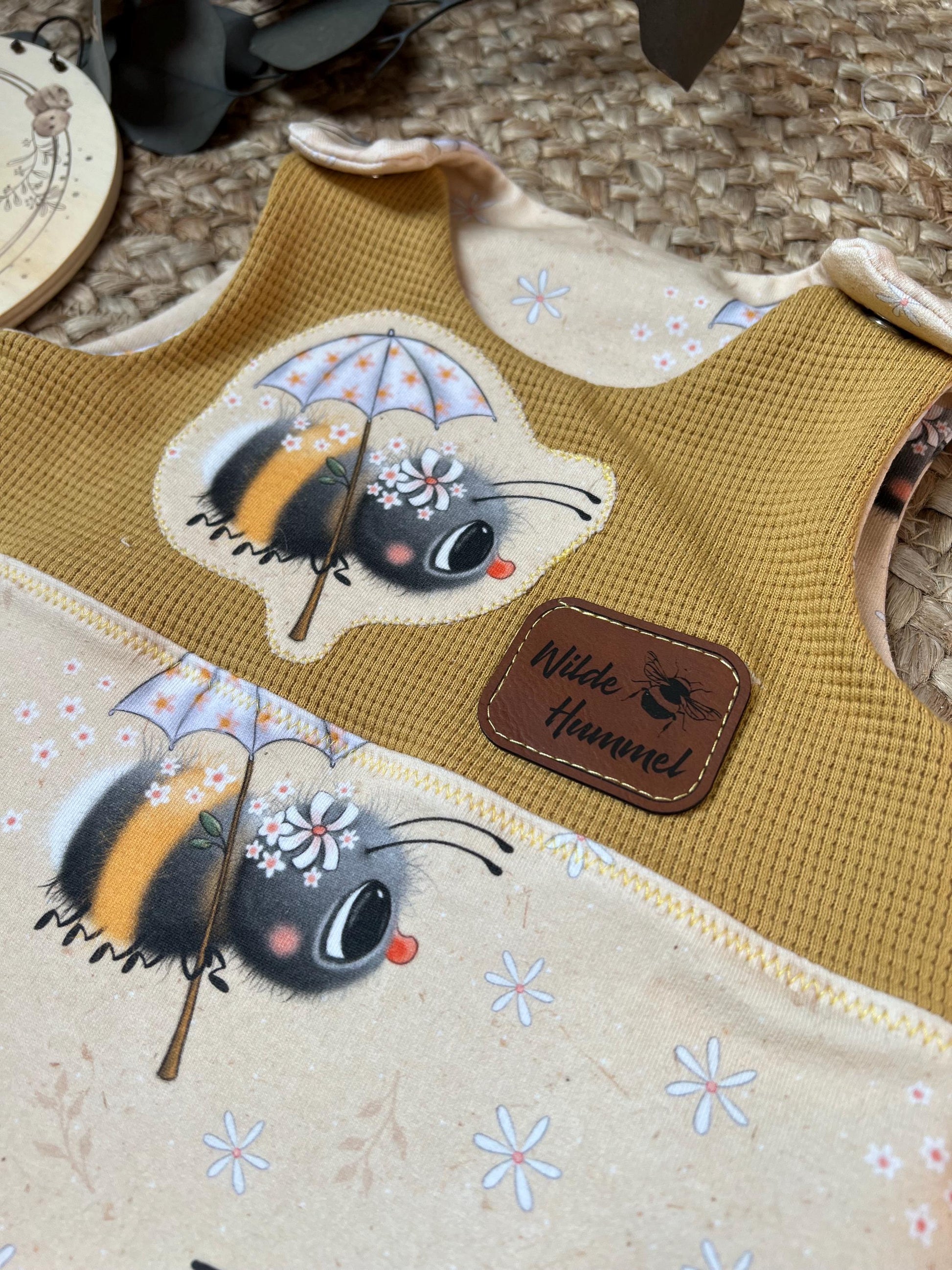 Handgemachter Strampler Hummel Biene & Waffeljersey – Bio Baumwolle – Unikat für Babys Romper Latzhose Baby Junge Mädchen