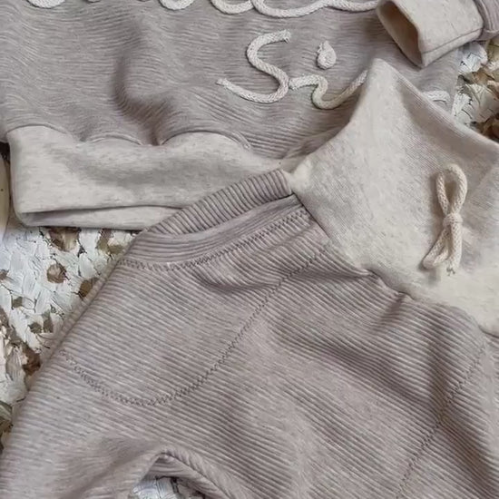 Personalisierter Ribjersey Sweater mit Kordelschrift – Handgemacht, 8 Farben, Gr. 62 - 134