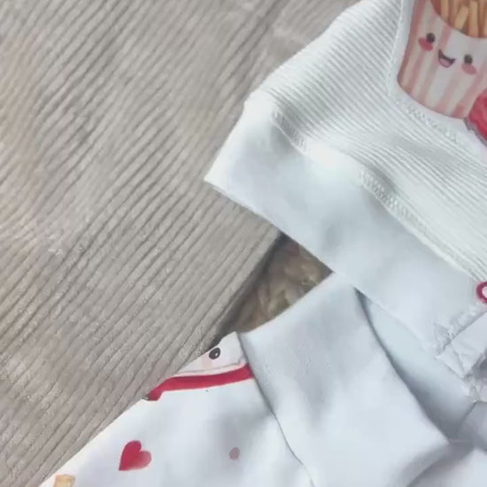 Baby-Shirt aus Bio Ribjersey mit amerikanischem Ausschnitt und niedlichem Pommes-und-Ketchup-Motiv – Handgefertigt, Unisex // Gr. 44 - 128