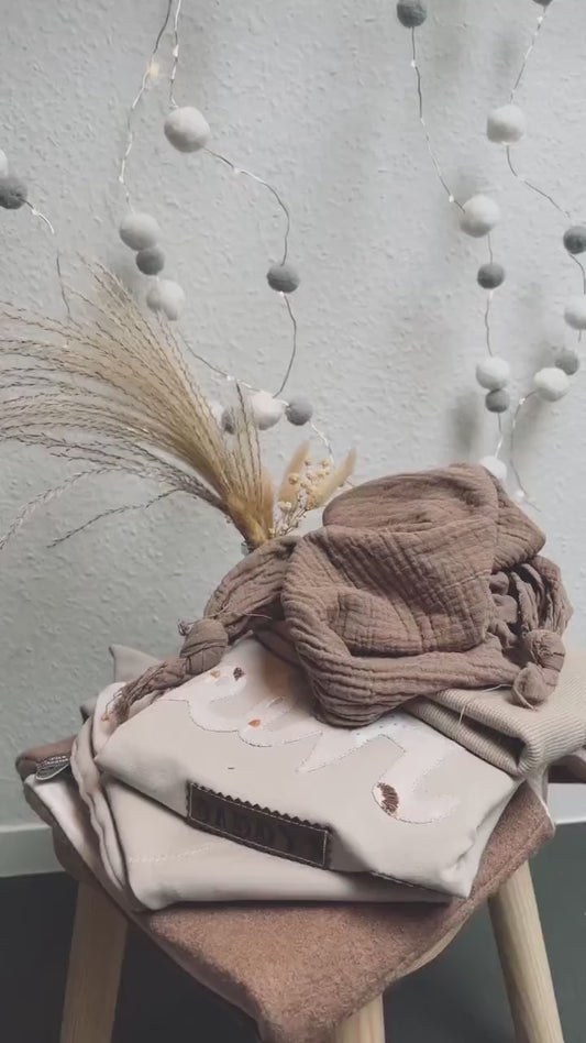 Babyoutfit // Babypullover mit Namen // Baby Pumphose beige // Babykleidung mit Namen // Gr. 62 - 128